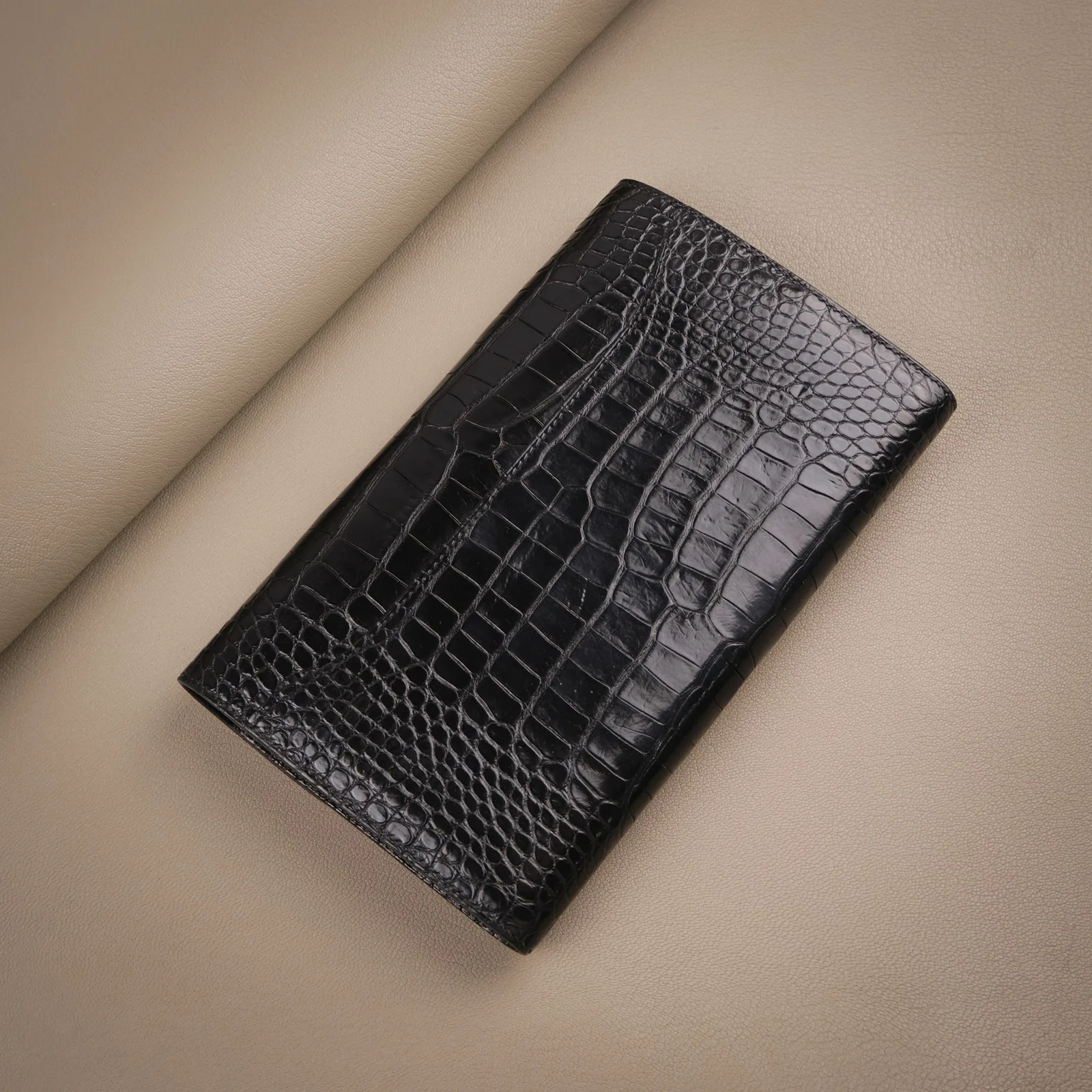 Ảnh Studio Ví dài da cá sấu dáng nắp gập khóa chữ H màu đen - Koi Leather