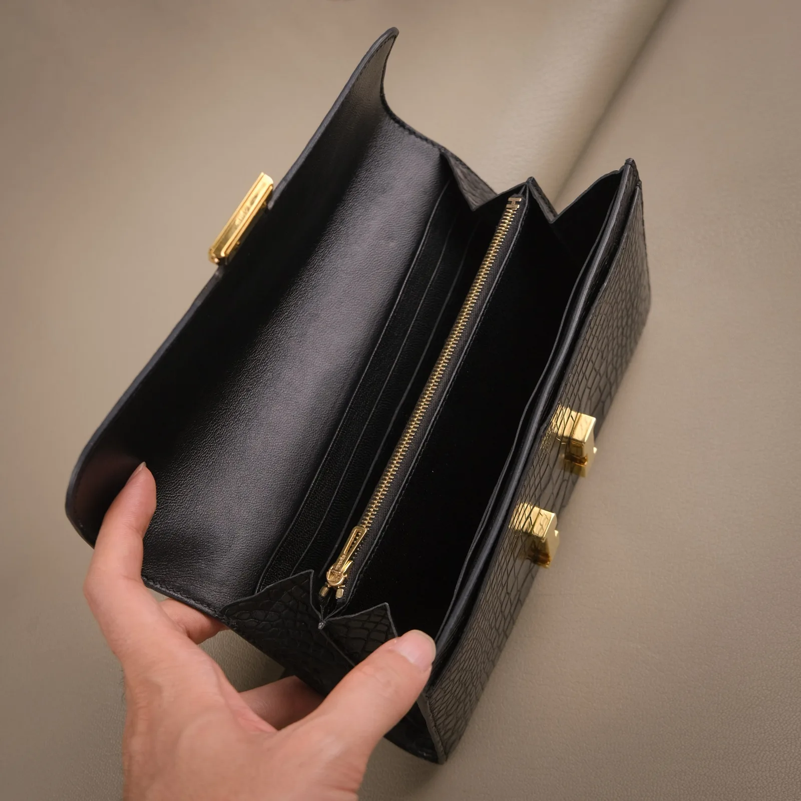 Ảnh Studio Ví dài da cá sấu dáng nắp gập khóa chữ H màu đen - Koi Leather
