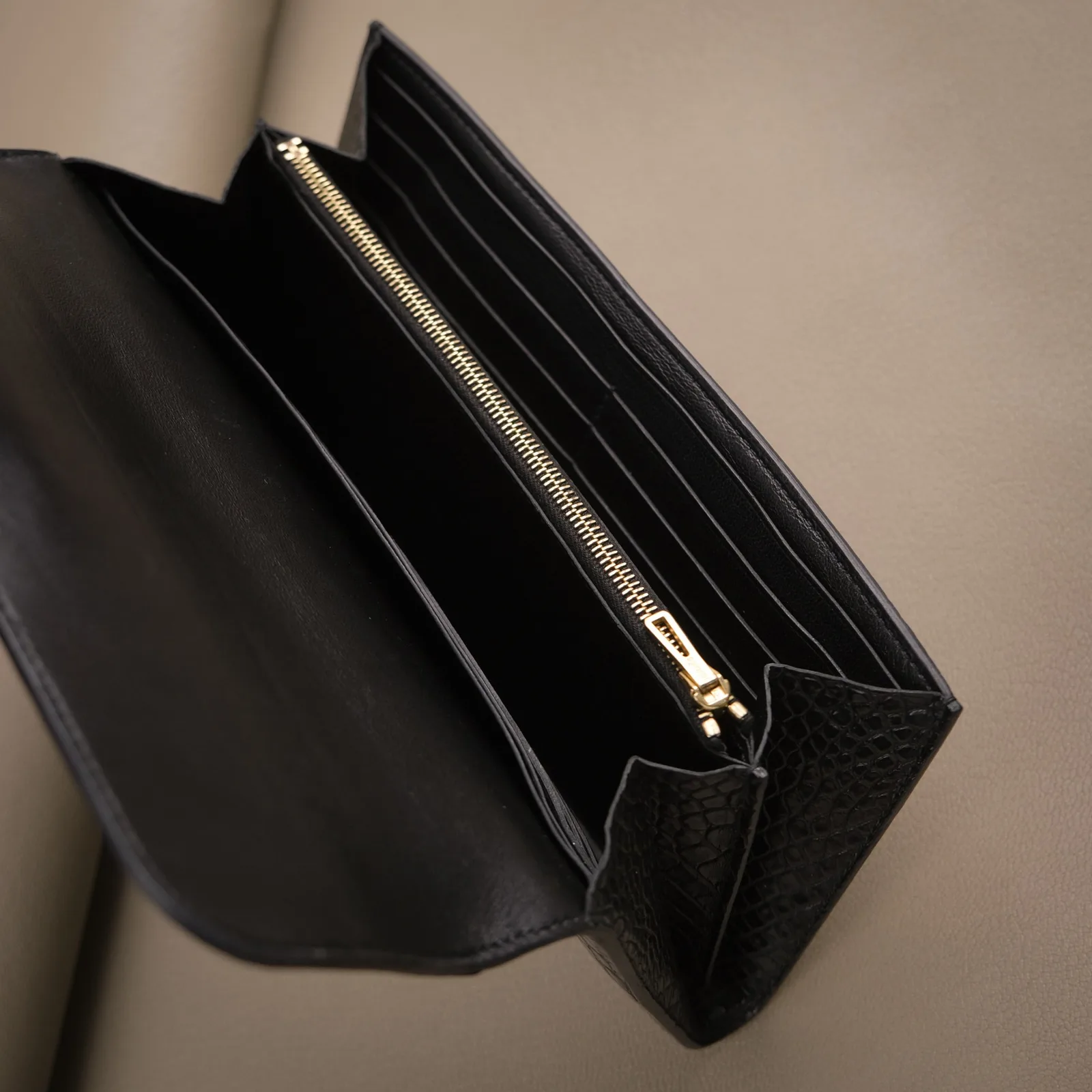 Ảnh Studio Ví dài da cá sấu dáng nắp gập khóa chữ H màu đen - Koi Leather