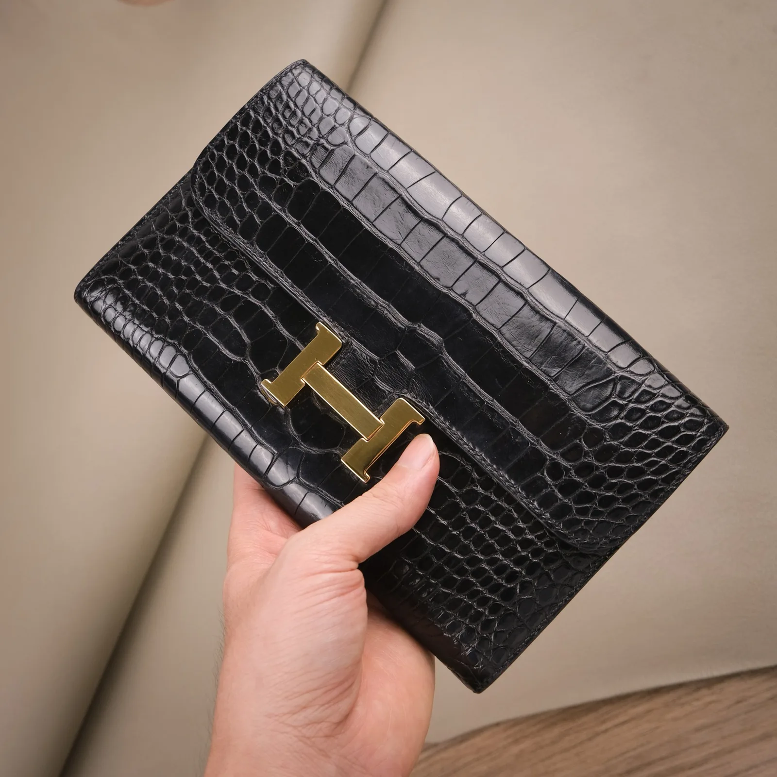 Ảnh Lifestyle Ví dài da cá sấu dáng nắp gập khóa chữ H màu đen - Koi Leather