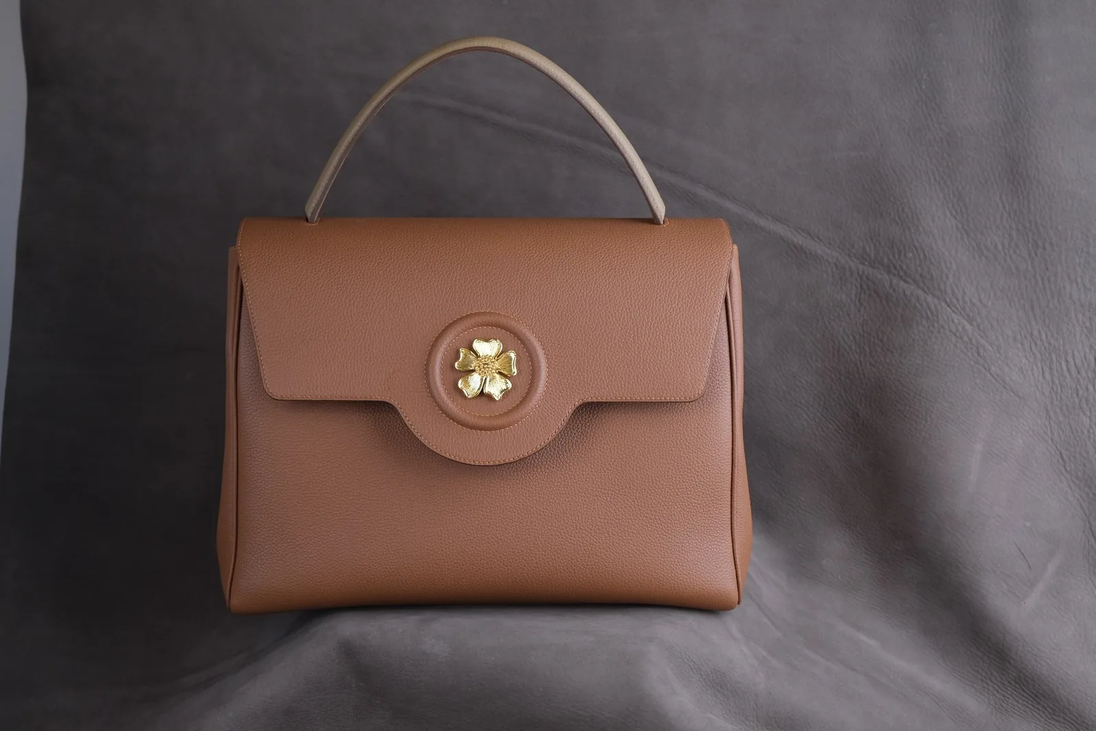 Ảnh Studio Túi xách tay nữ da Togo màu Gold nắp gắn hoa kim loại - Koi Leather