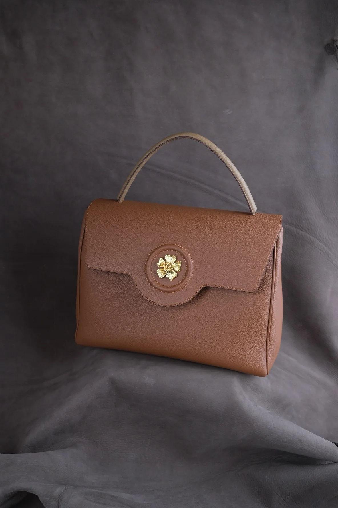 Ảnh Studio Túi xách tay nữ da Togo màu Gold nắp gắn hoa kim loại - Koi Leather