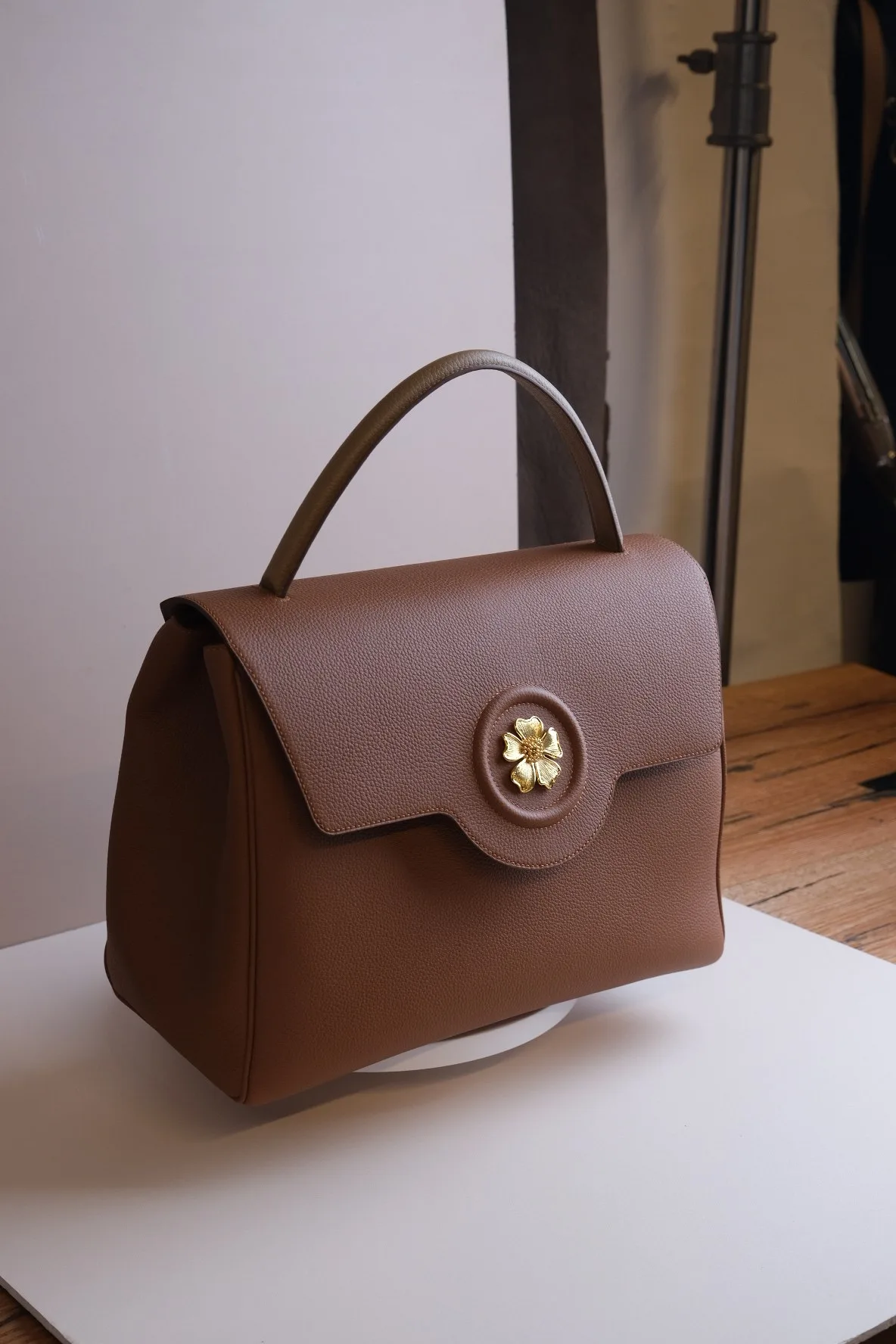 Ảnh Studio Túi xách tay nữ da Togo màu Gold nắp gắn hoa kim loại - Koi Leather
