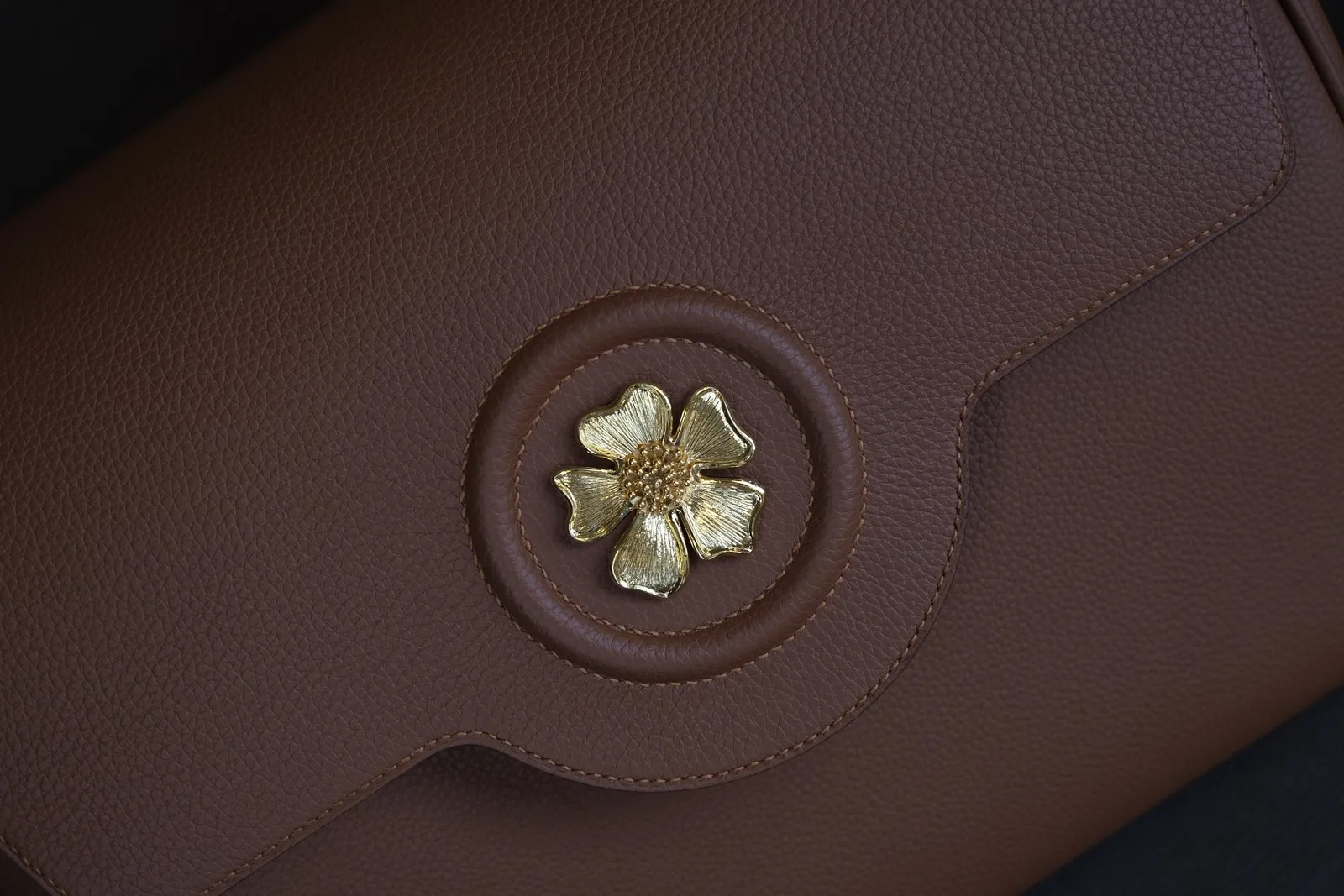 Ảnh Studio Túi xách tay nữ da Togo màu Gold nắp gắn hoa kim loại - Koi Leather