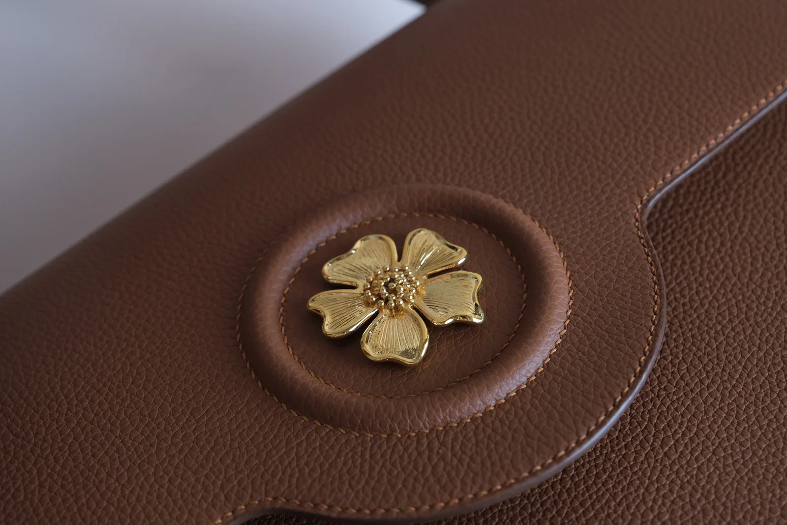 Ảnh Studio Túi xách tay nữ da Togo màu Gold nắp gắn hoa kim loại - Koi Leather