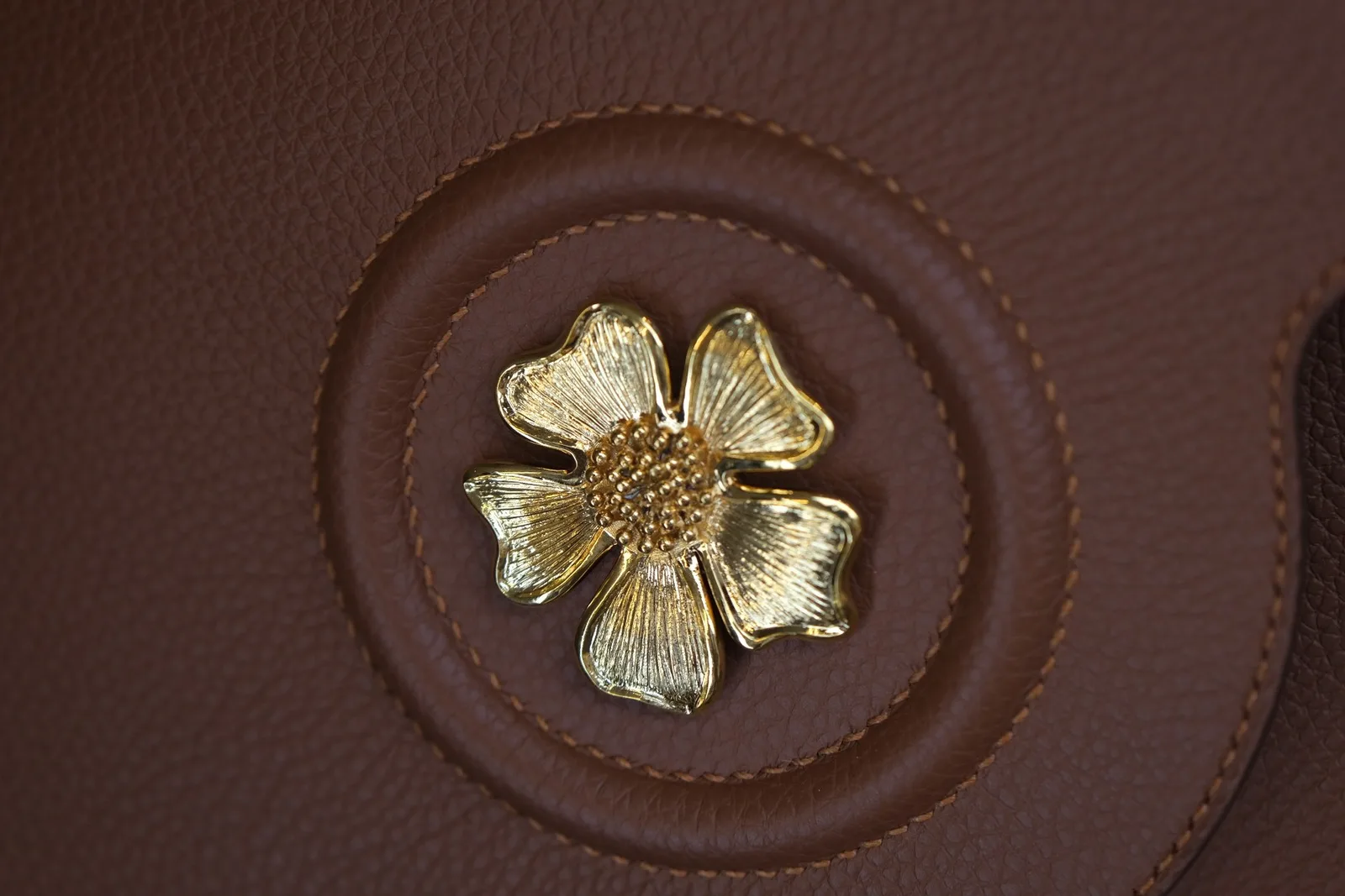 Ảnh Studio Túi xách tay nữ da Togo màu Gold nắp gắn hoa kim loại - Koi Leather