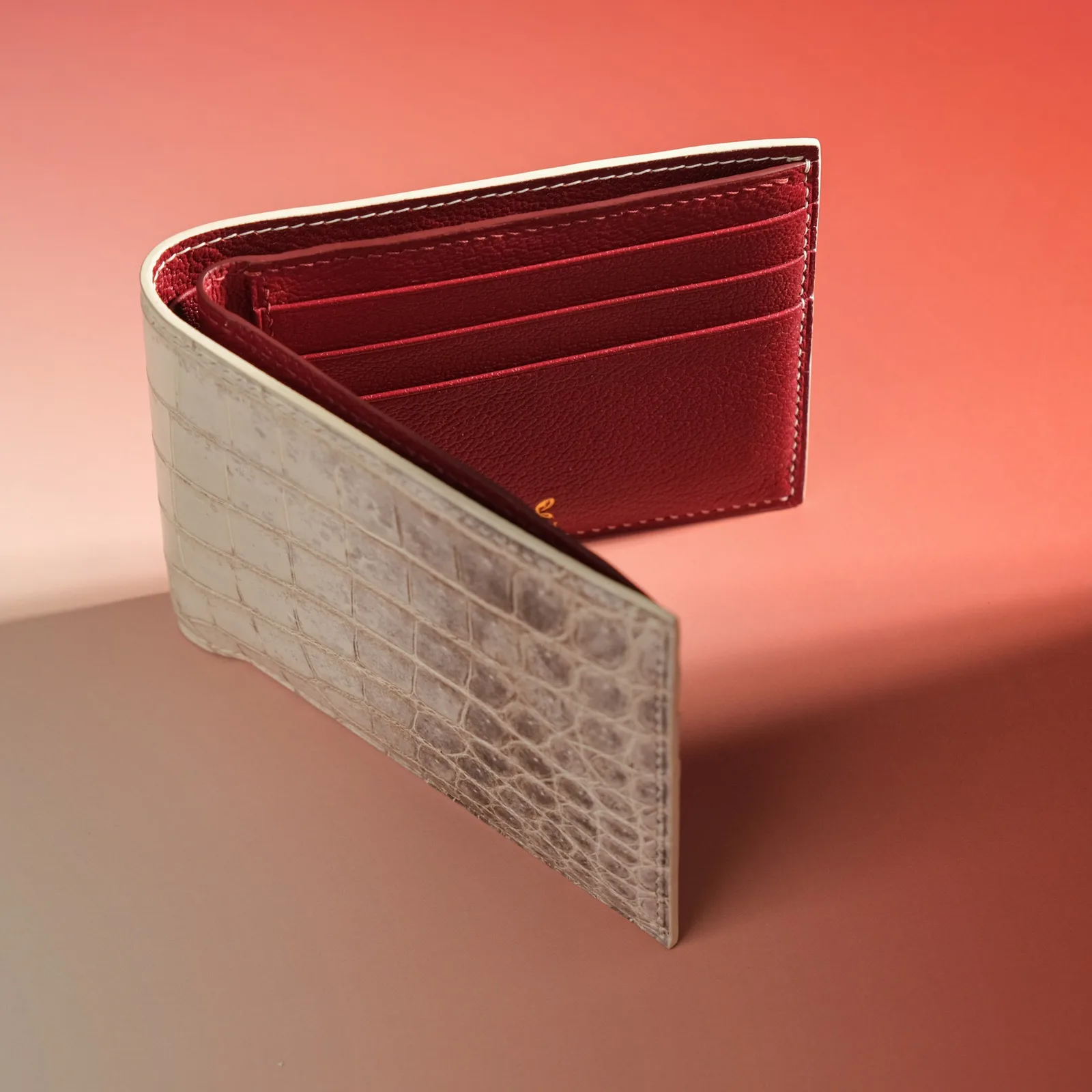 Ảnh Studio Ví bifold da cá sấu Himalaya lót da dê Alran đỏ - Koi Leather