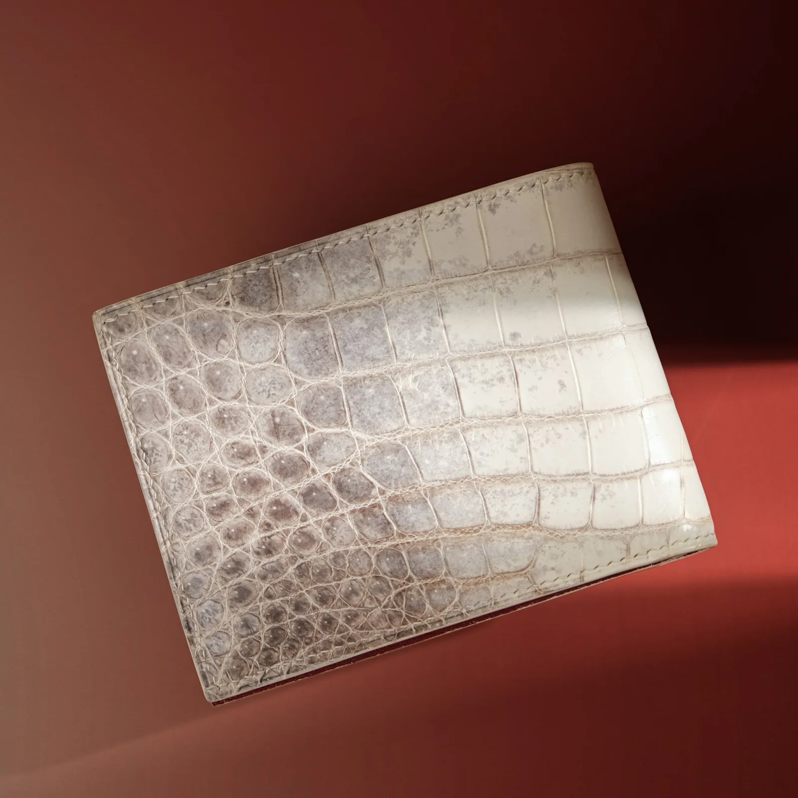 Ảnh Studio Ví bifold da cá sấu Himalaya lót da dê Alran đỏ - Koi Leather