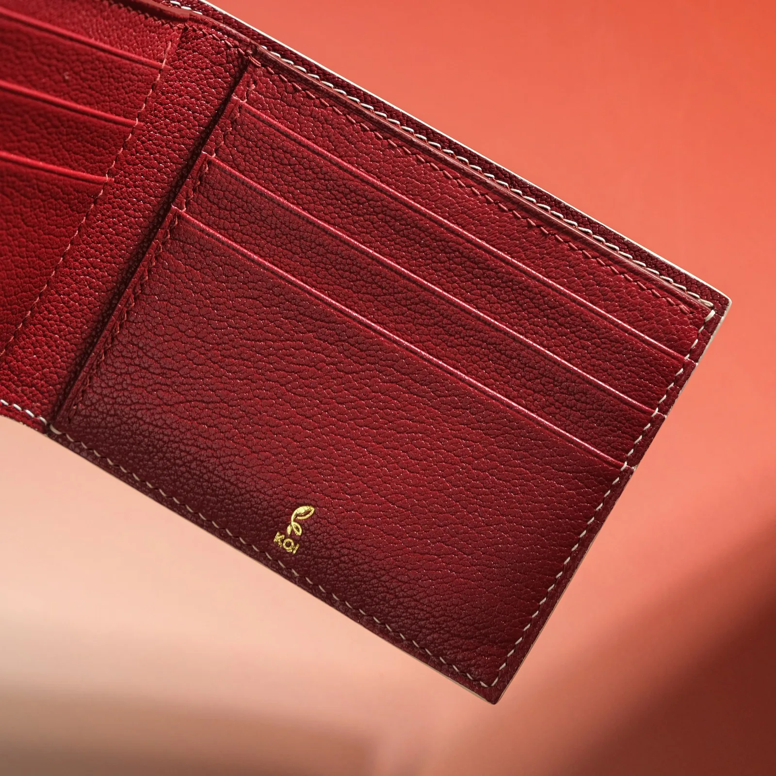 Ảnh Studio Ví bifold da cá sấu Himalaya lót da dê Alran đỏ - Koi Leather