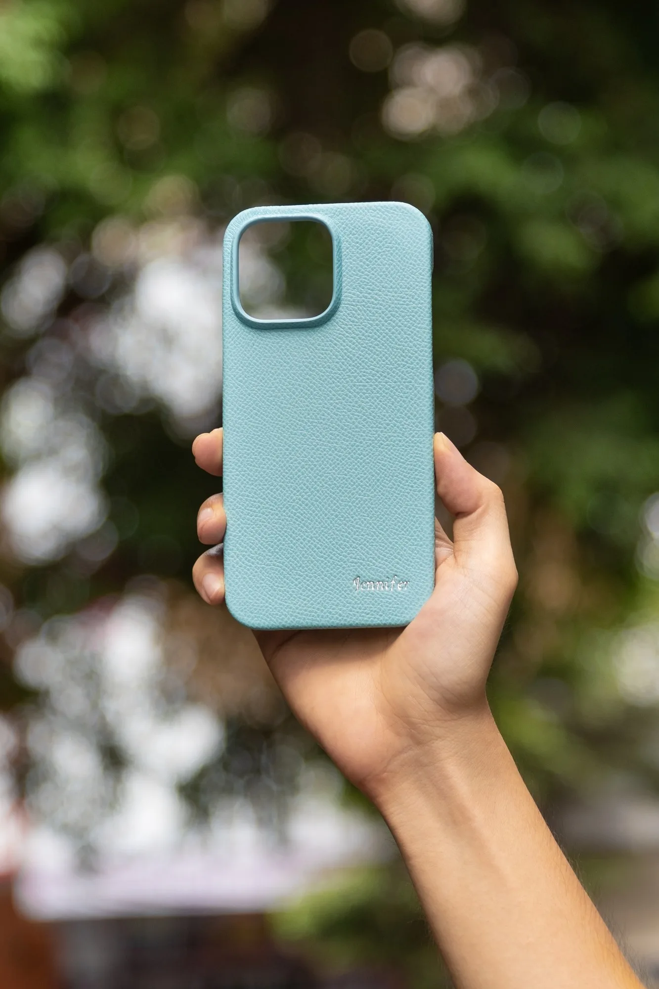 Ảnh Lifestyle Ốp lưng điện thoại da Epsom màu xanh cyan - Koi Leather