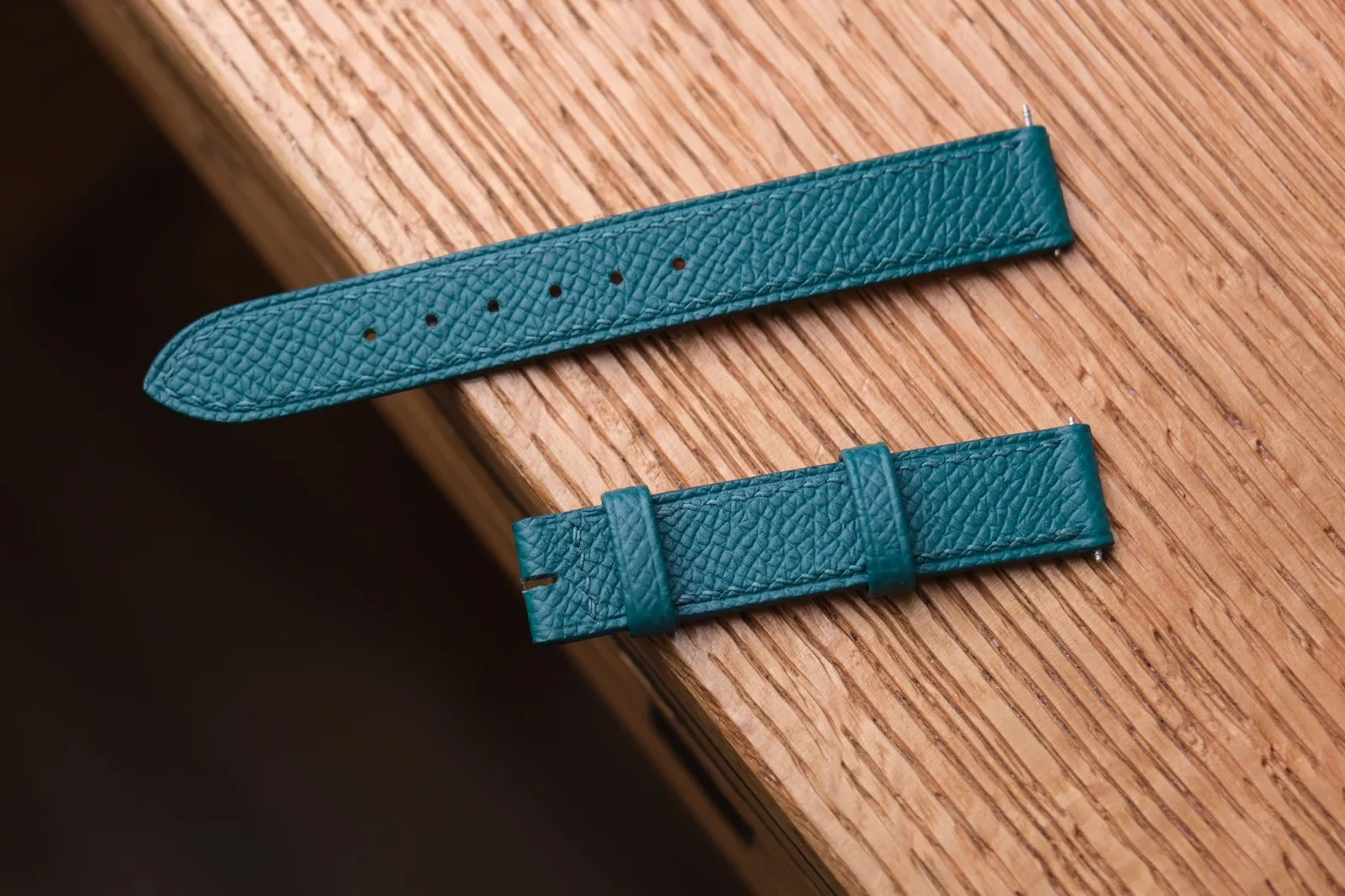 Ảnh Studio Dây đồng hồ da Epsom màu trắng và xanh chốt thông minh - Koi Leather