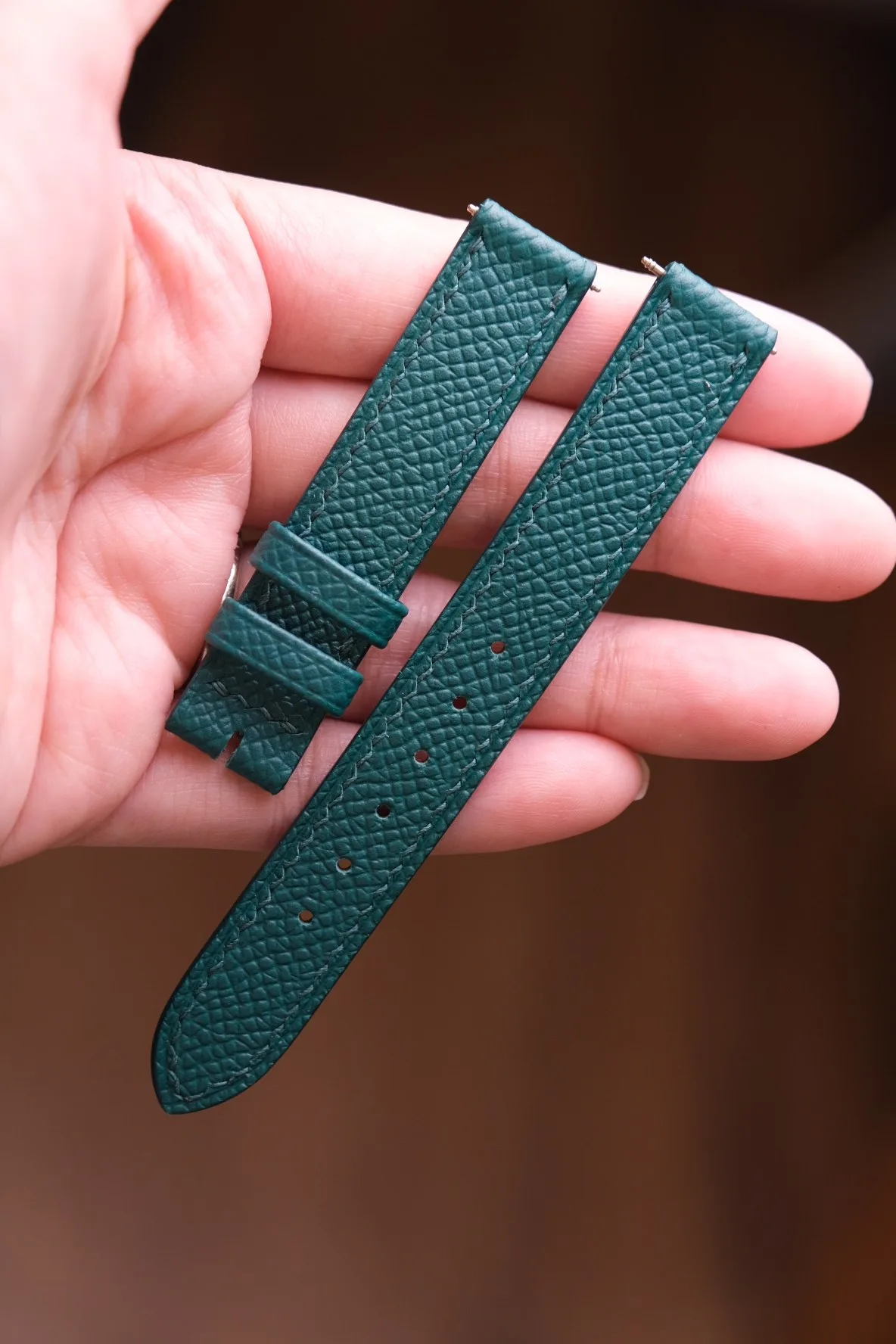Ảnh Lifestyle Dây đồng hồ da Epsom màu trắng và xanh chốt thông minh - Koi Leather