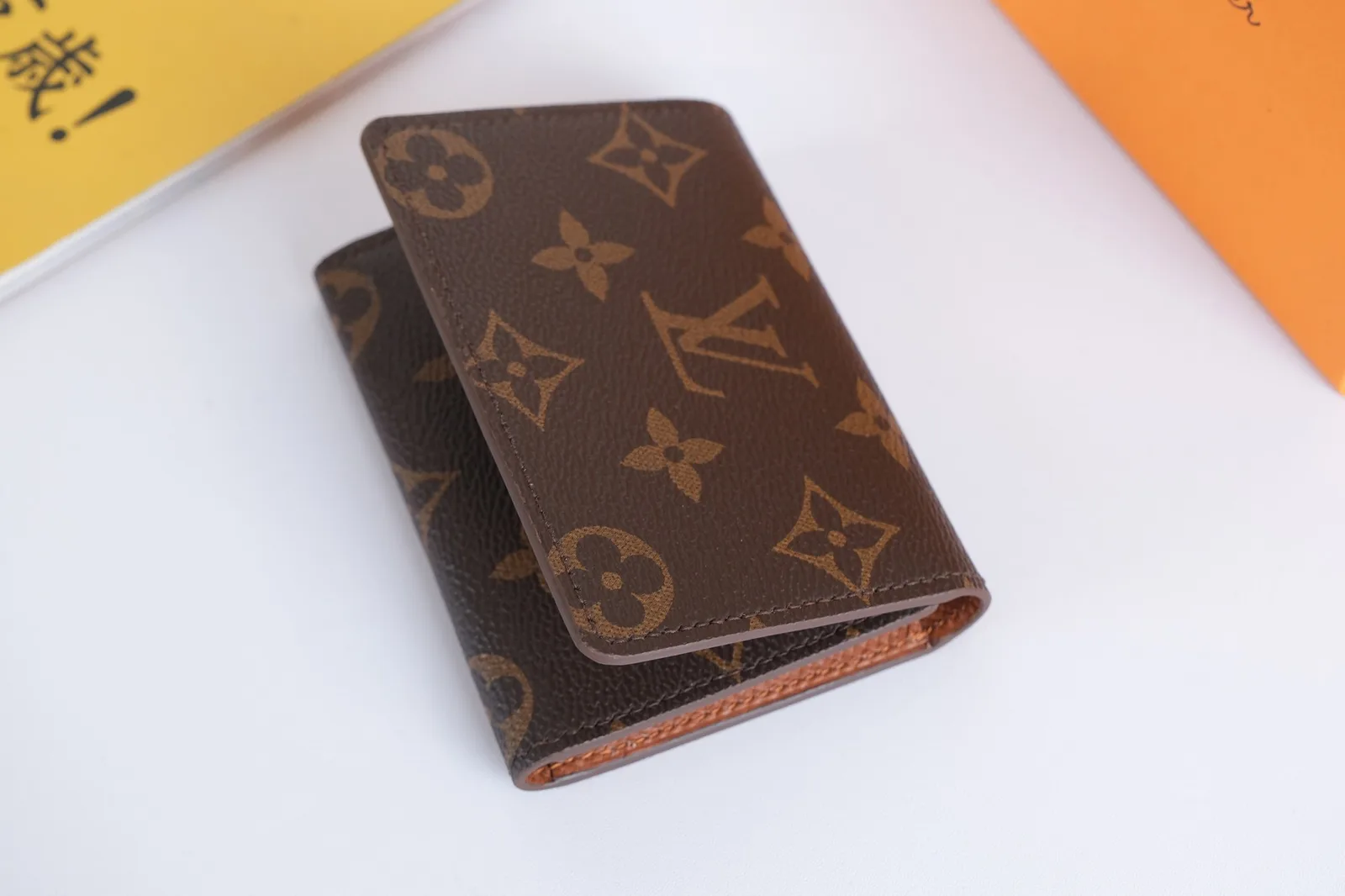 Ảnh Studio Ví đựng thẻ nắp gập họa tiết monogram phối da Taiga nâu - Koi Leather