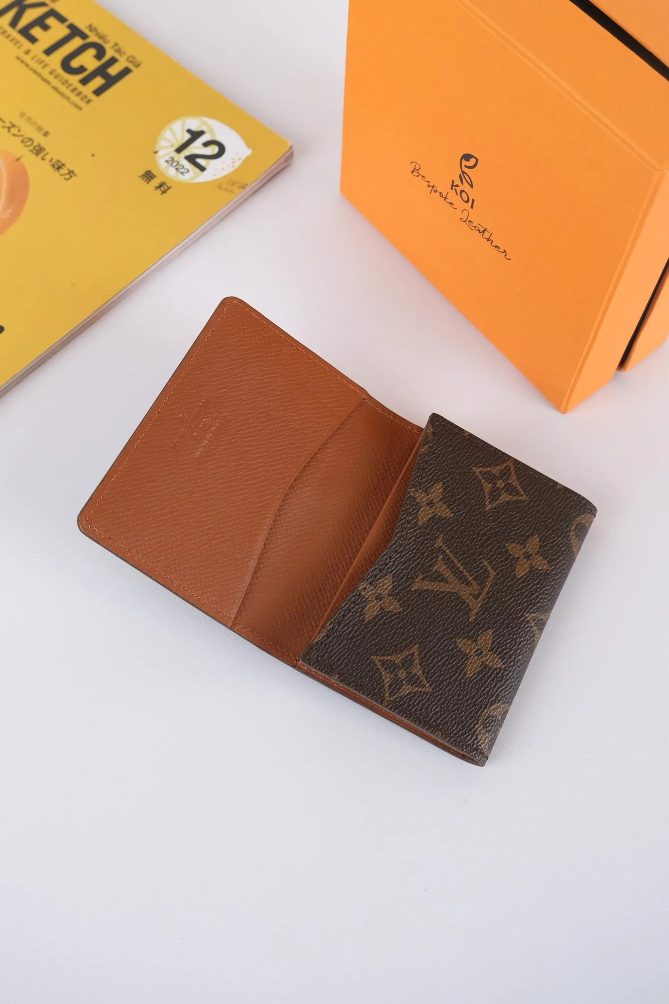 Ảnh Studio Ví đựng thẻ nắp gập họa tiết monogram phối da Taiga nâu - Koi Leather