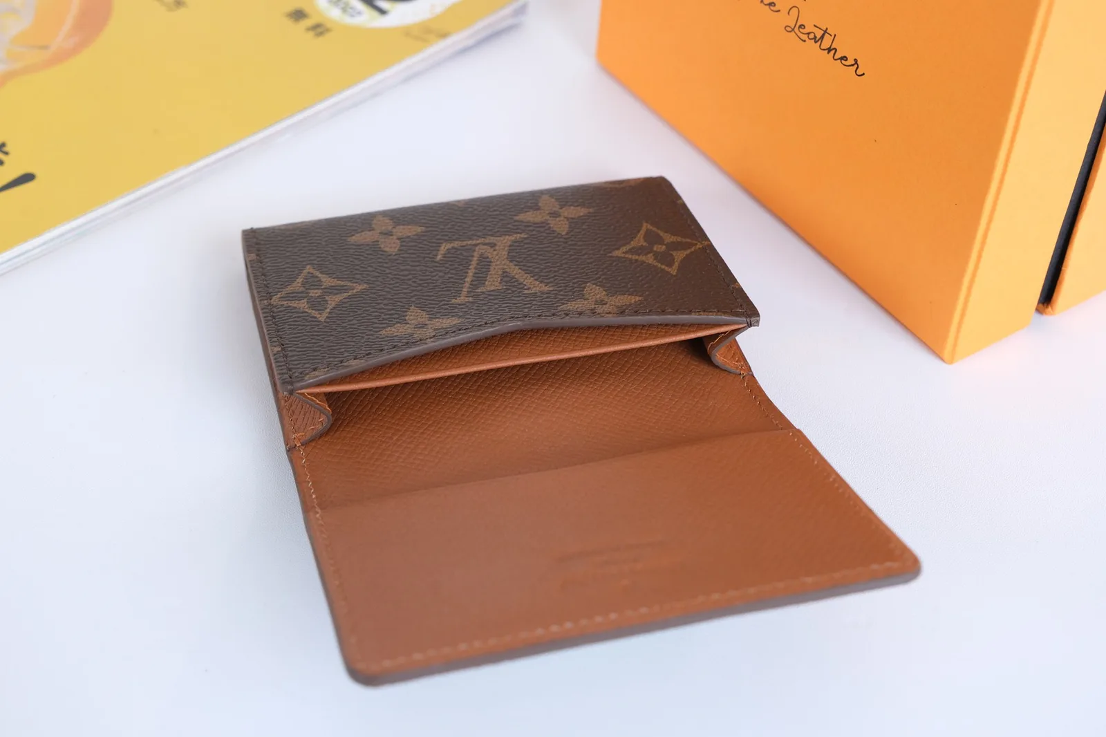 Ảnh Studio Ví đựng thẻ nắp gập họa tiết monogram phối da Taiga nâu - Koi Leather