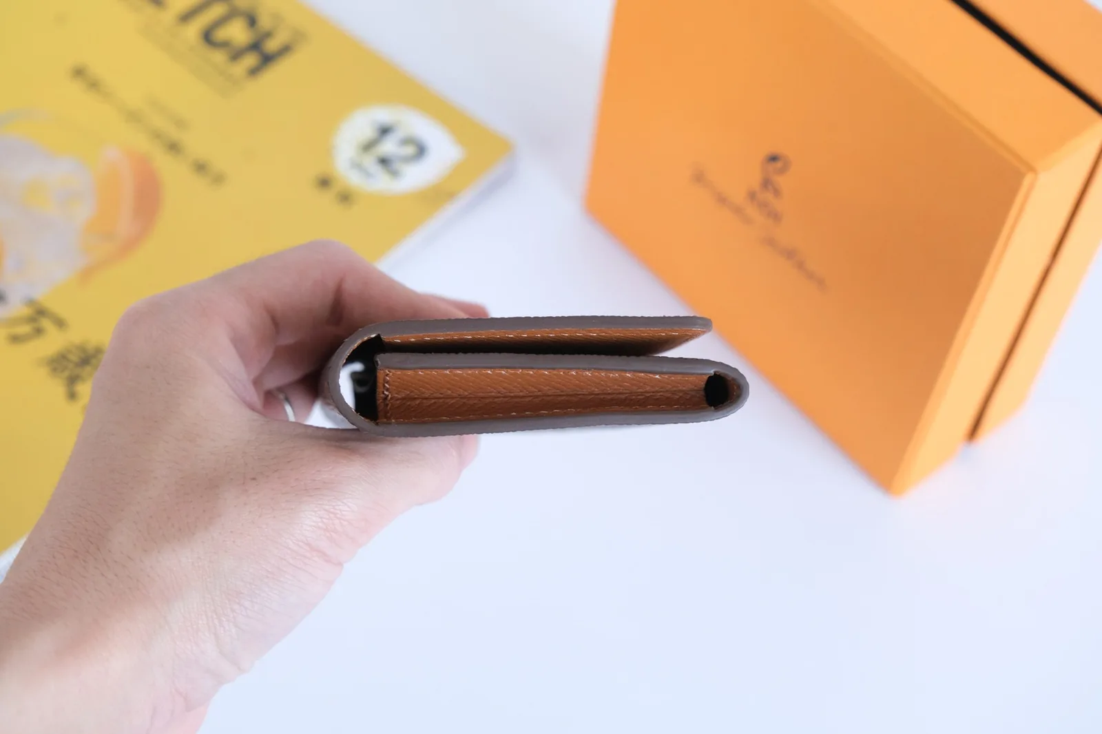 Ảnh Studio Ví đựng thẻ nắp gập họa tiết monogram phối da Taiga nâu - Koi Leather