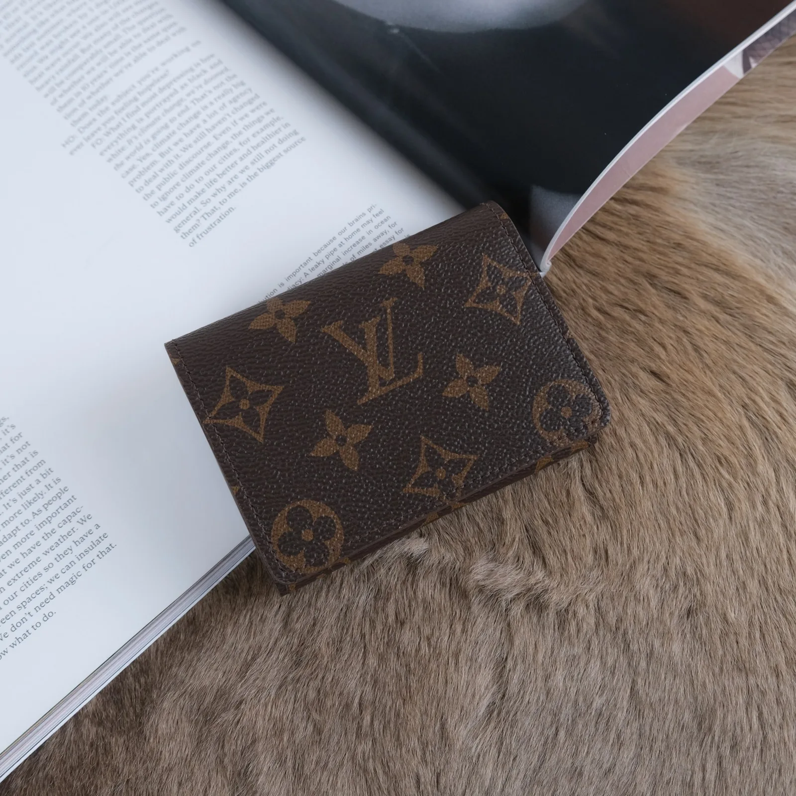 Ảnh Lifestyle Ví đựng thẻ nắp gập họa tiết monogram phối da Taiga nâu - Koi Leather