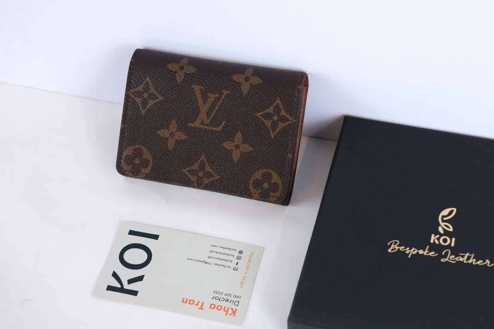 Ảnh Studio Ví đựng thẻ nắp gập họa tiết monogram phối da Taiga nâu - Koi Leather
