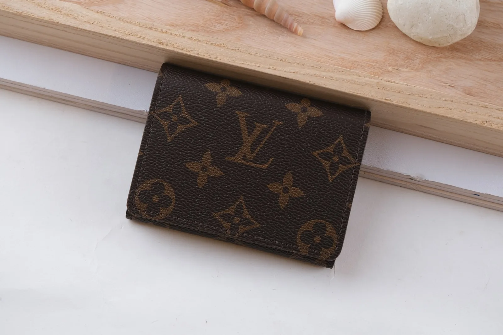 Ảnh Lifestyle Ví đựng thẻ nắp gập họa tiết monogram phối da Taiga nâu - Koi Leather