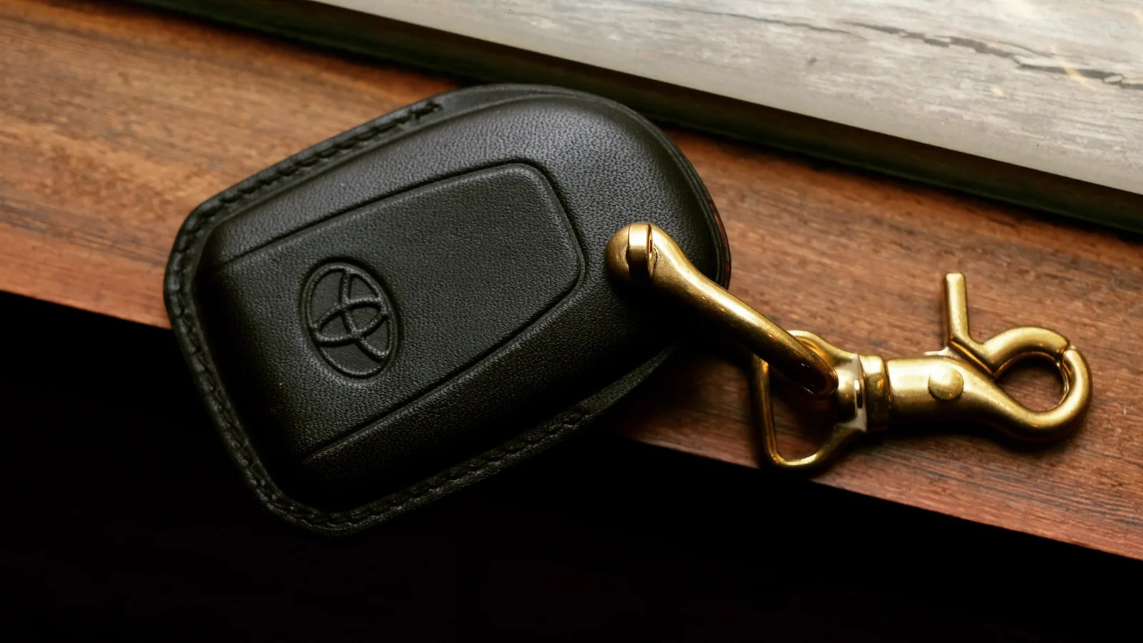 Ảnh Studio Bọc chìa khoá ô tô da bò Toyota Vios móc đồng màu đen - Koi Leather