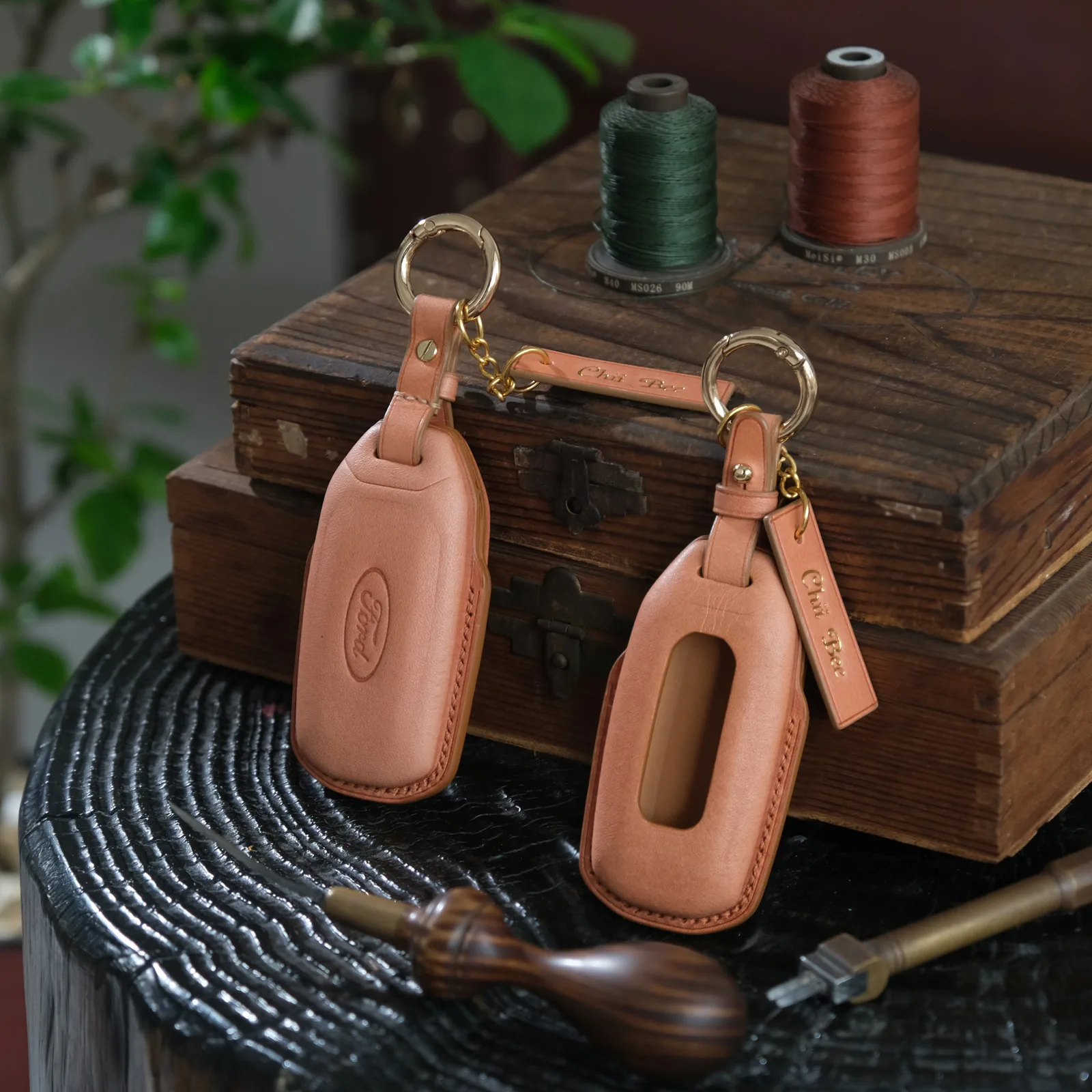 Ảnh Studio Bọc chìa khoá ô tô da bò Toyota Vios móc đồng màu đen (Ép khuôn) - Koi Leather