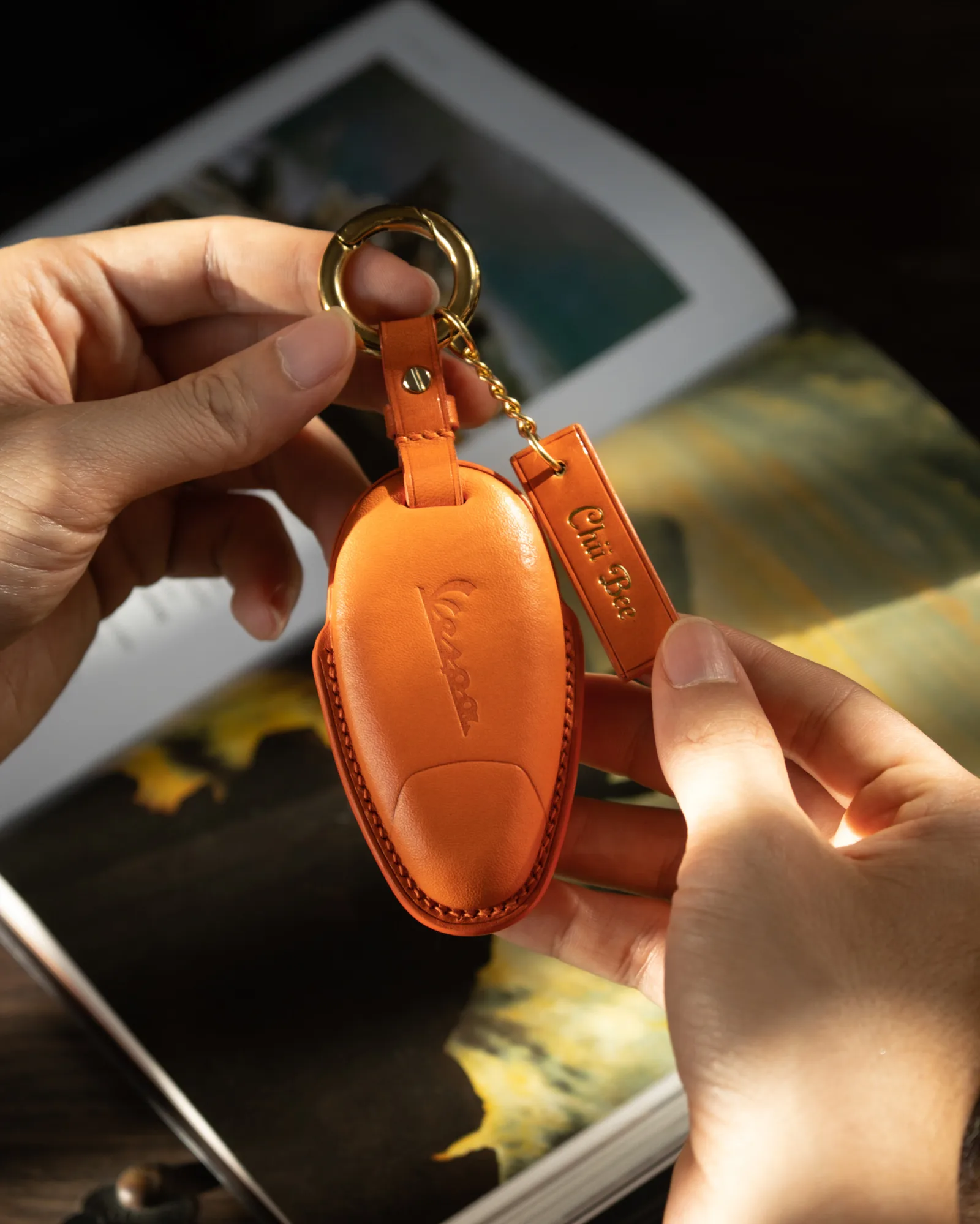 Ảnh Studio Bọc chìa khoá ô tô da bò Toyota Vios móc đồng màu đen (Ép khuôn) - Koi Leather