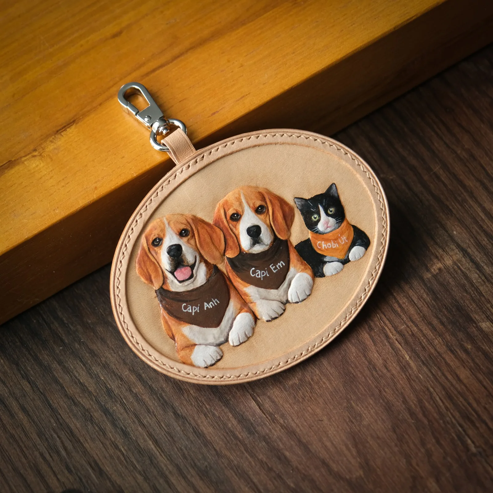 Ảnh Studio Charm treo túi da Veg chạm nổi thú cưng dáng oval - Koi Leather