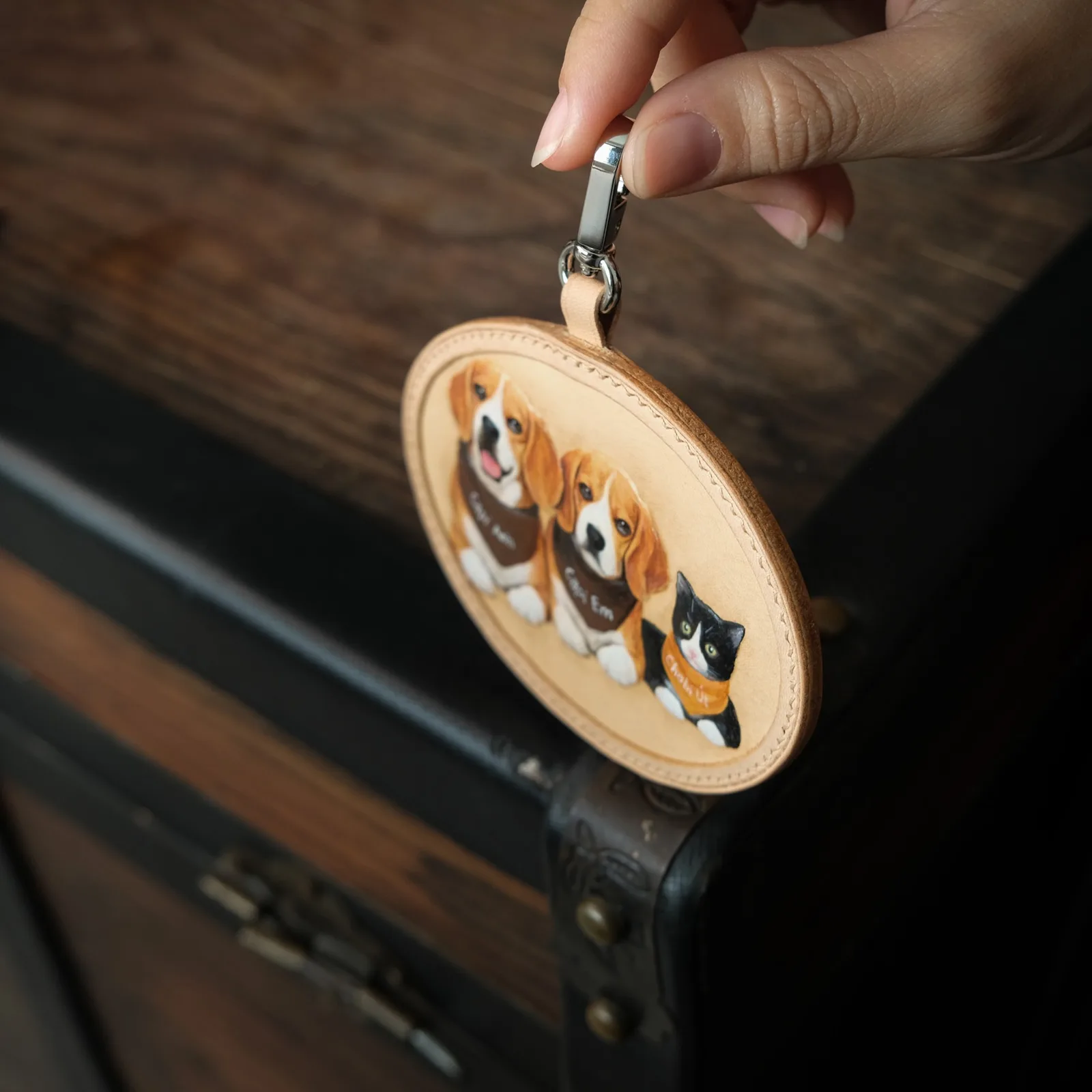 Ảnh Studio Charm treo túi da Veg chạm nổi thú cưng dáng oval - Koi Leather