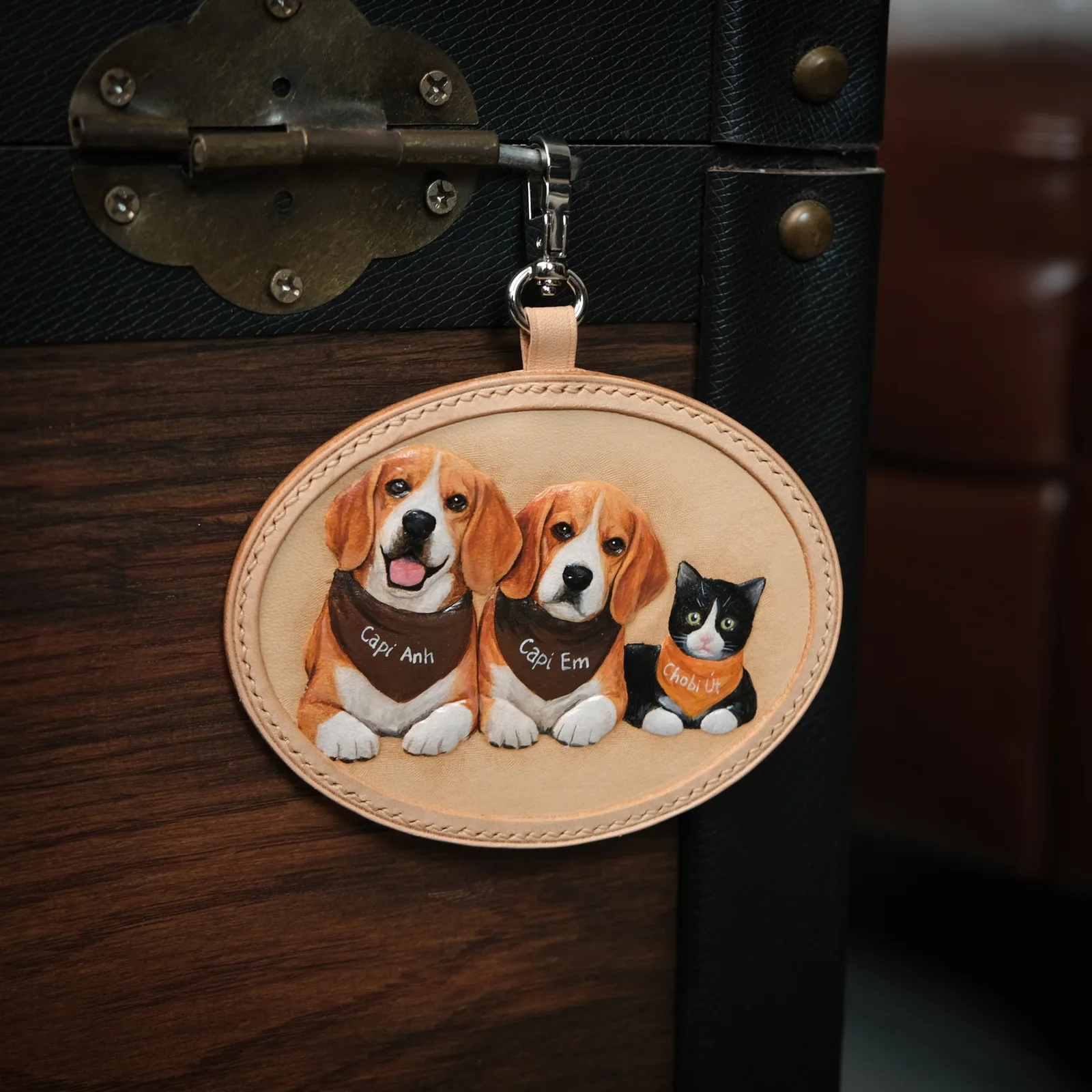 Ảnh Lifestyle Charm treo túi da Veg chạm nổi thú cưng dáng oval - Koi Leather