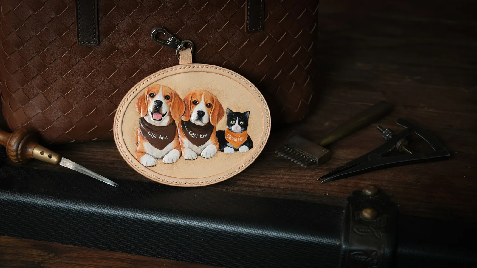 Ảnh Lifestyle Charm treo túi da Veg chạm nổi thú cưng dáng oval - Koi Leather