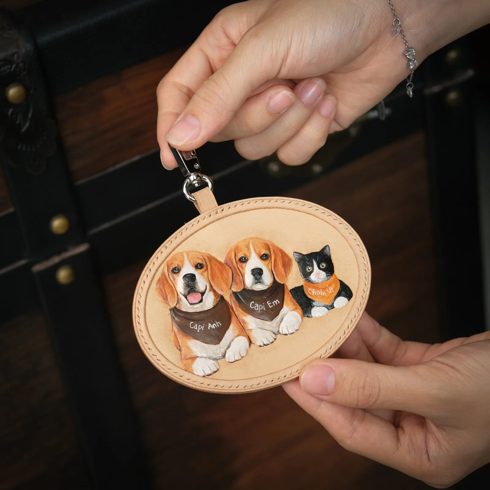 Ảnh Lifestyle Charm treo túi da Veg chạm nổi thú cưng dáng oval - Koi Leather