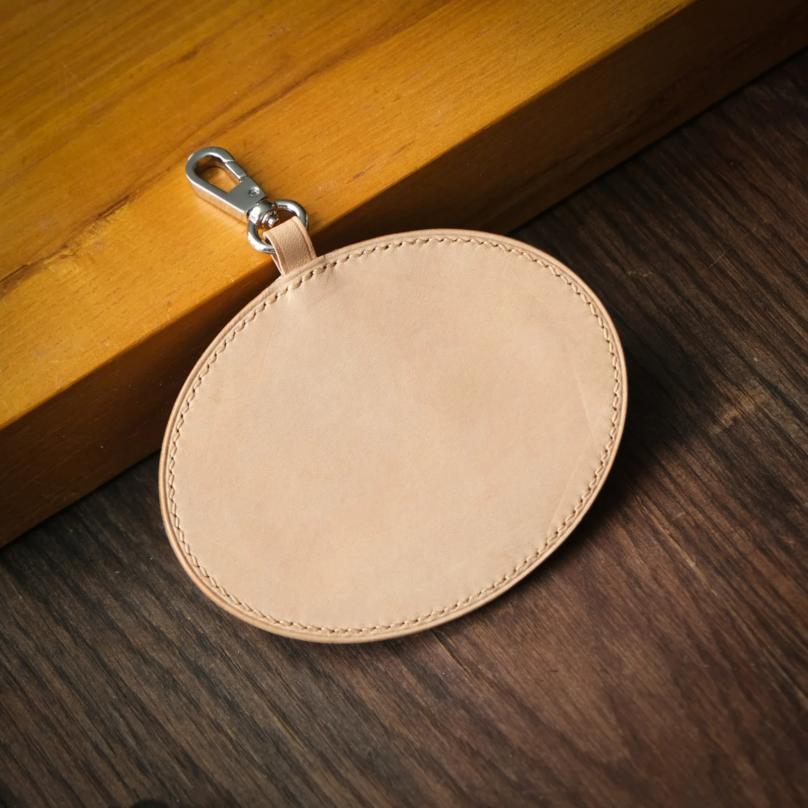 Ảnh Studio Charm treo túi da Veg chạm nổi thú cưng dáng oval - Koi Leather