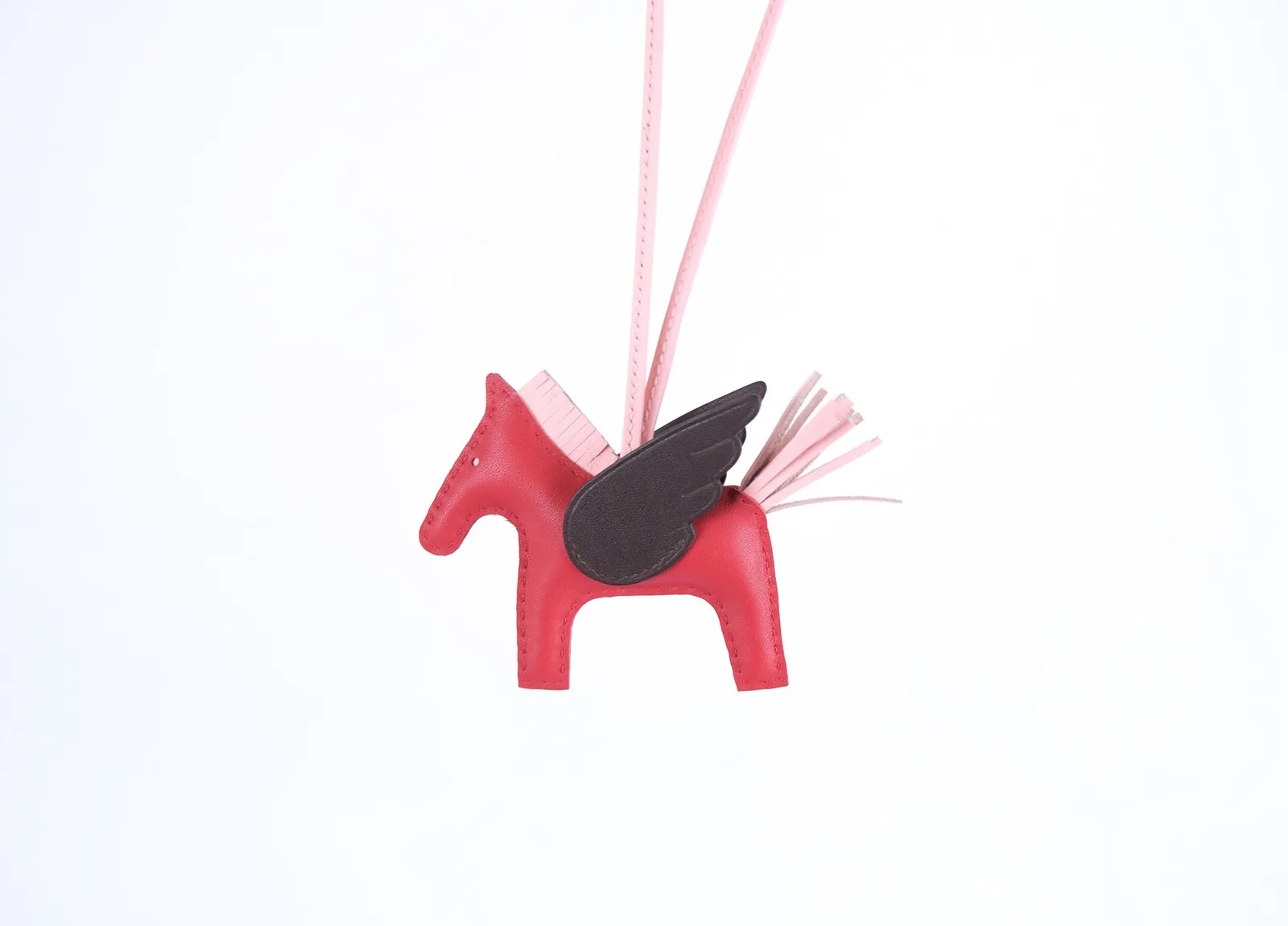 Ảnh Studio Charm treo túi hình ngựa có cánh da đỏ phối hồng - Koi Leather