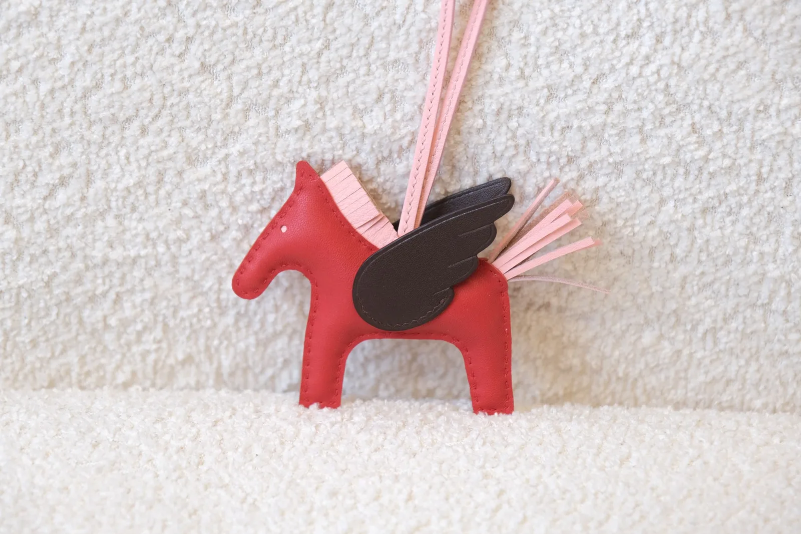 Ảnh Studio Charm treo túi hình ngựa có cánh da đỏ phối hồng - Koi Leather