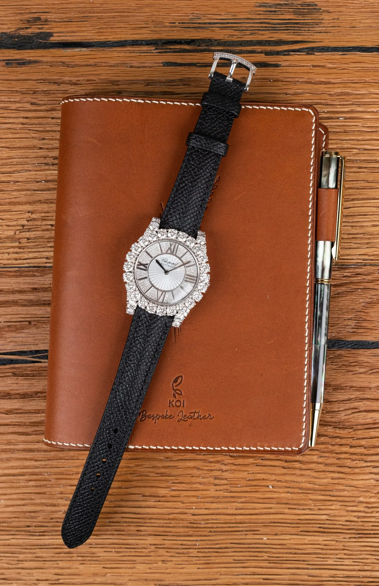 Ảnh Lifestyle Dây đồng hồ da Epsom màu đen cho Chopard - Koi Leather