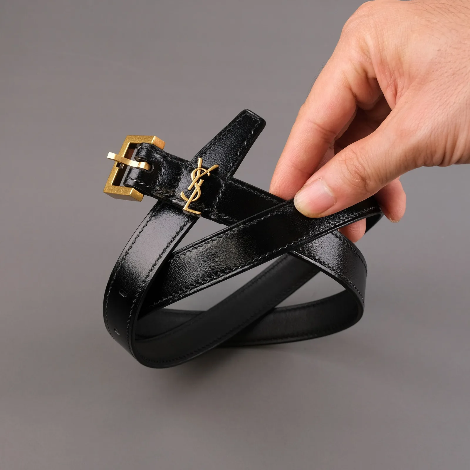 Ảnh Lifestyle Dây lưng da bò màu đen cho mặt khóa kim - Koi Leather