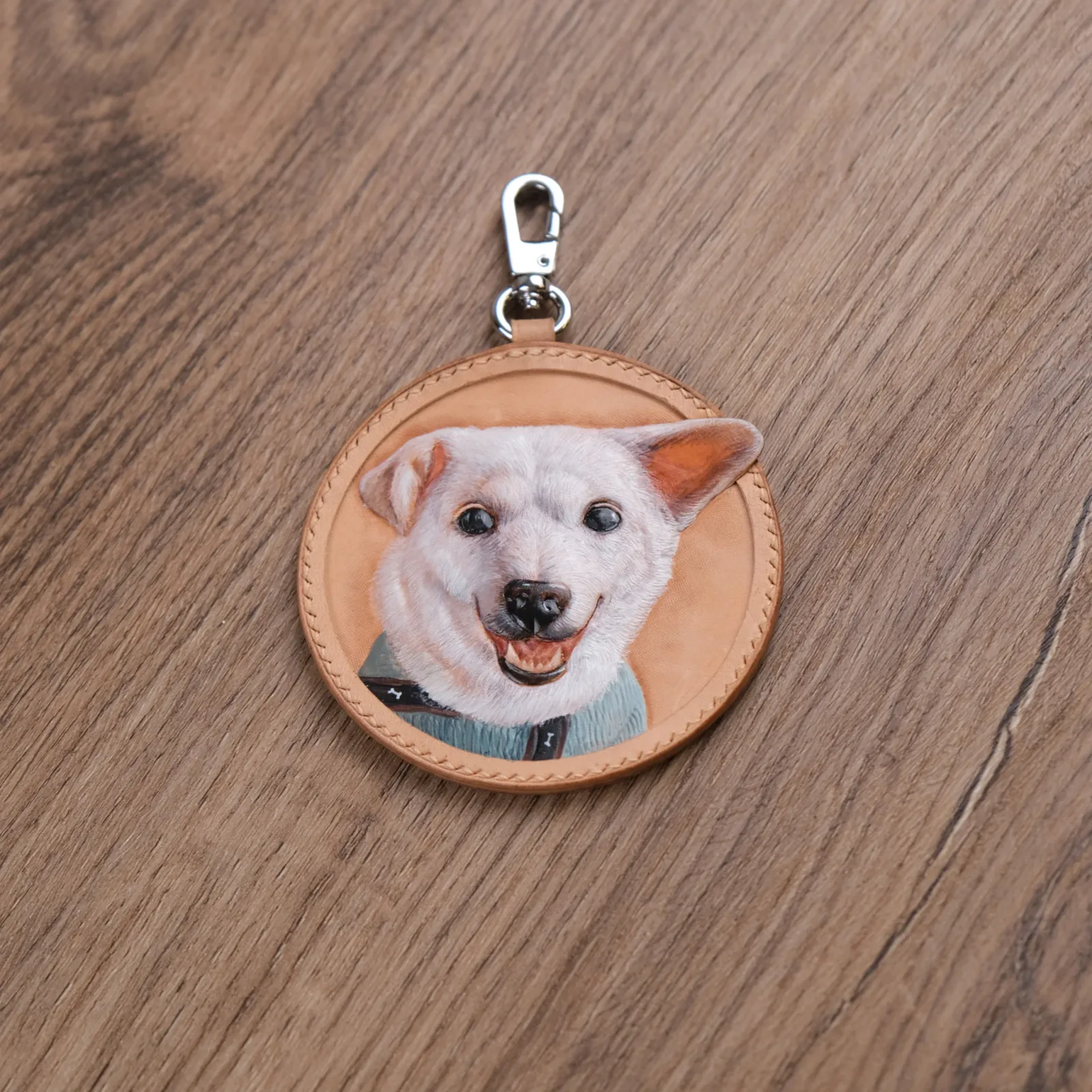 Ảnh Studio Charm chạm khắc hình chó con - Koi Leather