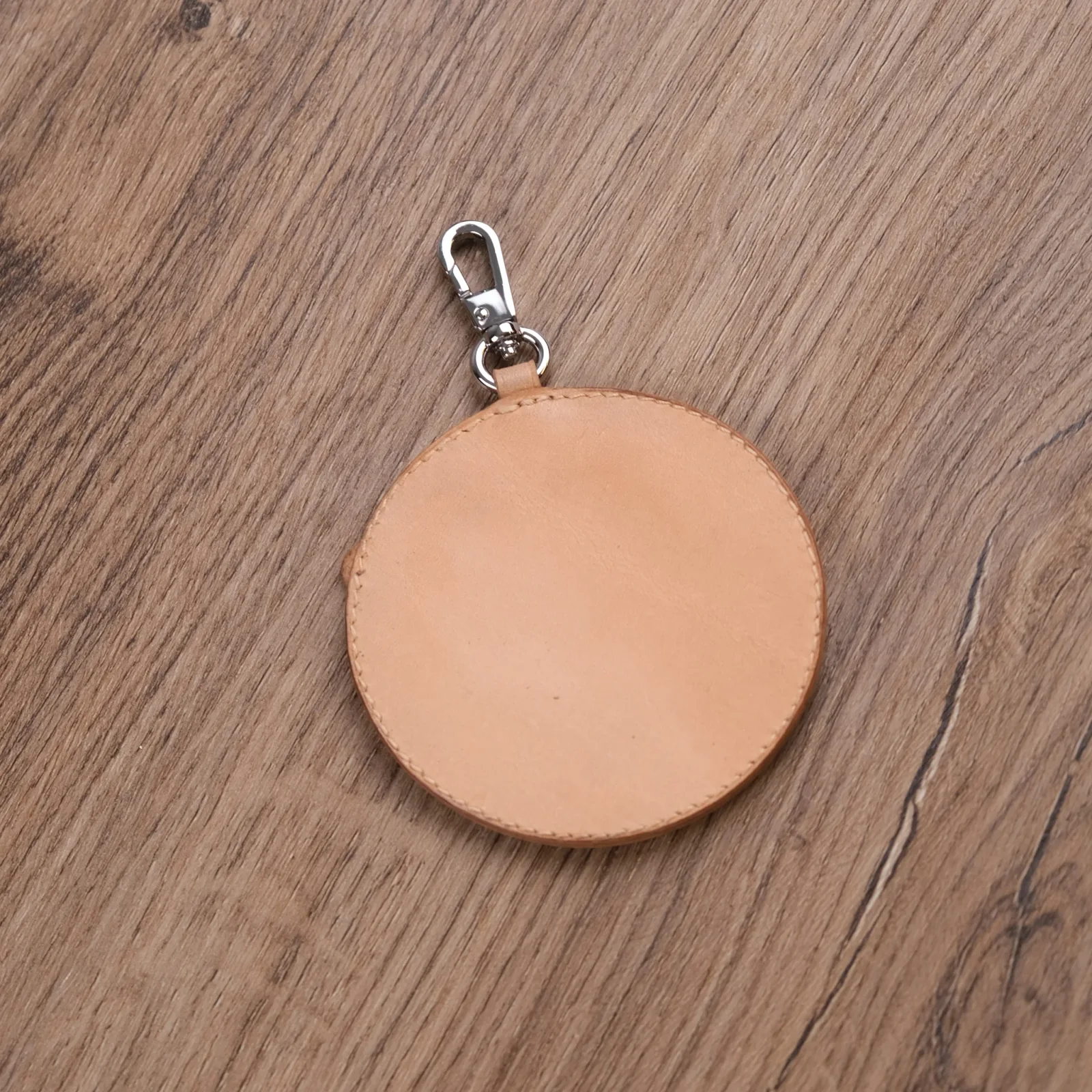 Ảnh Studio Charm chạm khắc hình chó con - Koi Leather