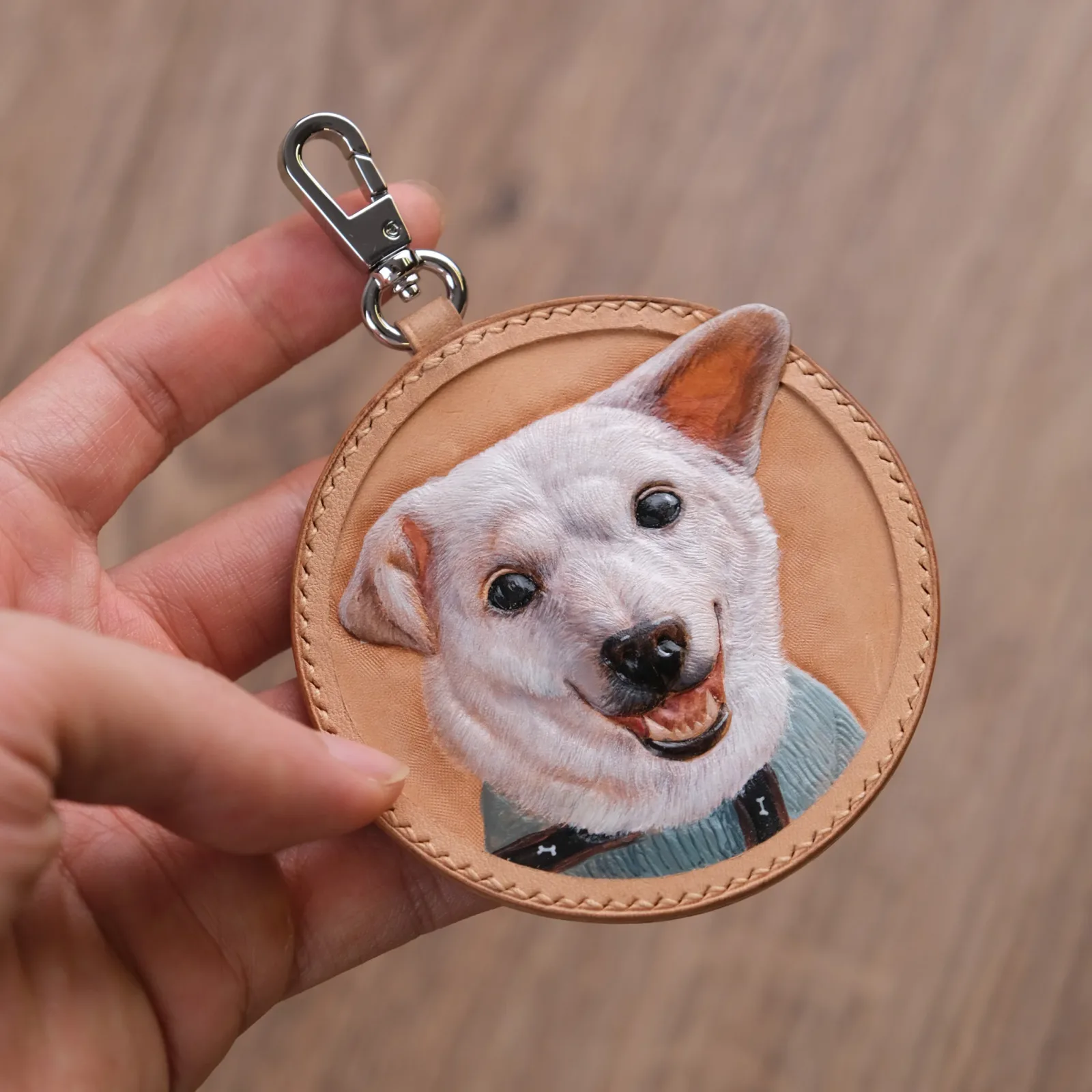 Ảnh Studio Charm chạm khắc hình chó con - Koi Leather