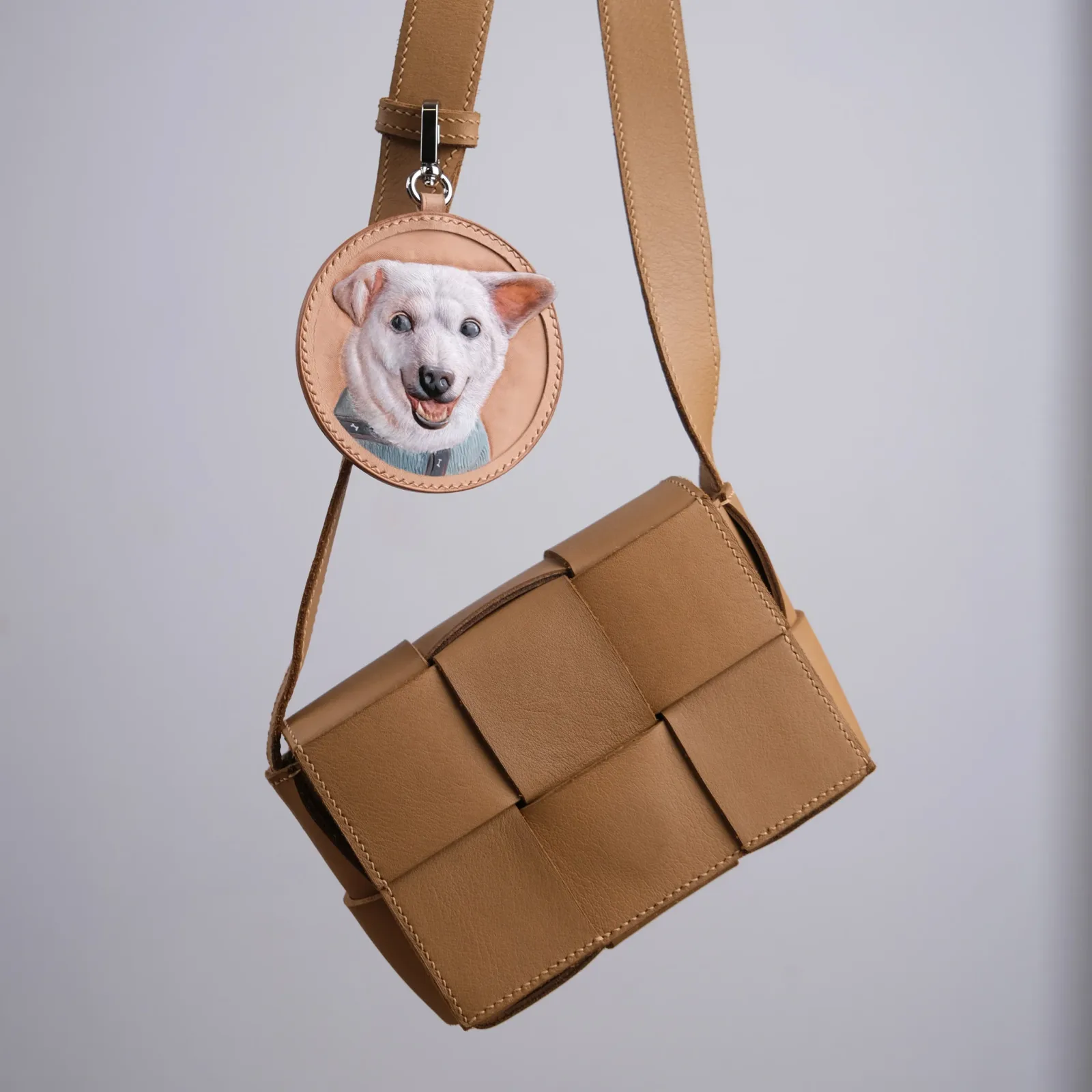 Ảnh Studio Charm chạm khắc hình chó con - Koi Leather