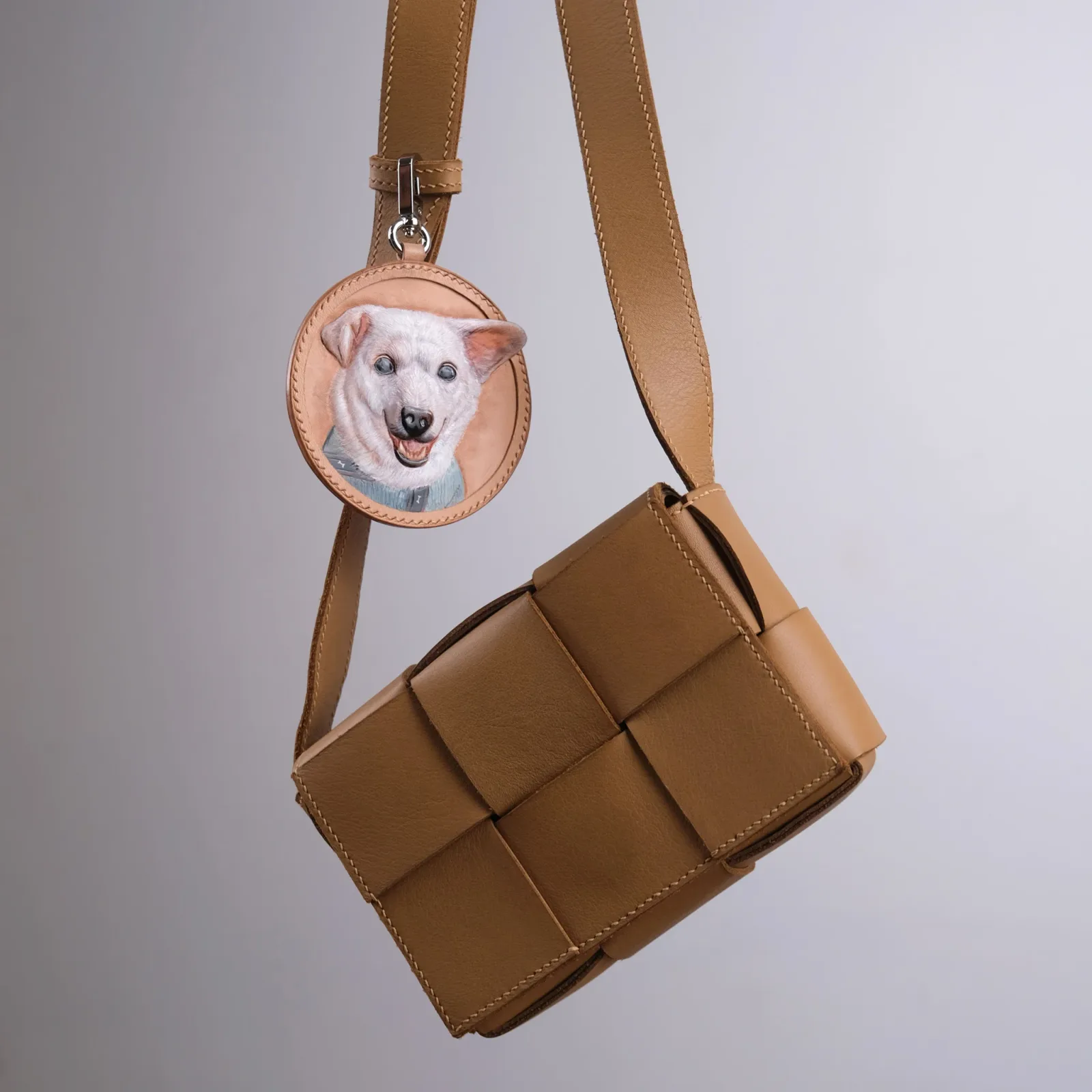 Ảnh Studio Charm chạm khắc hình chó con - Koi Leather