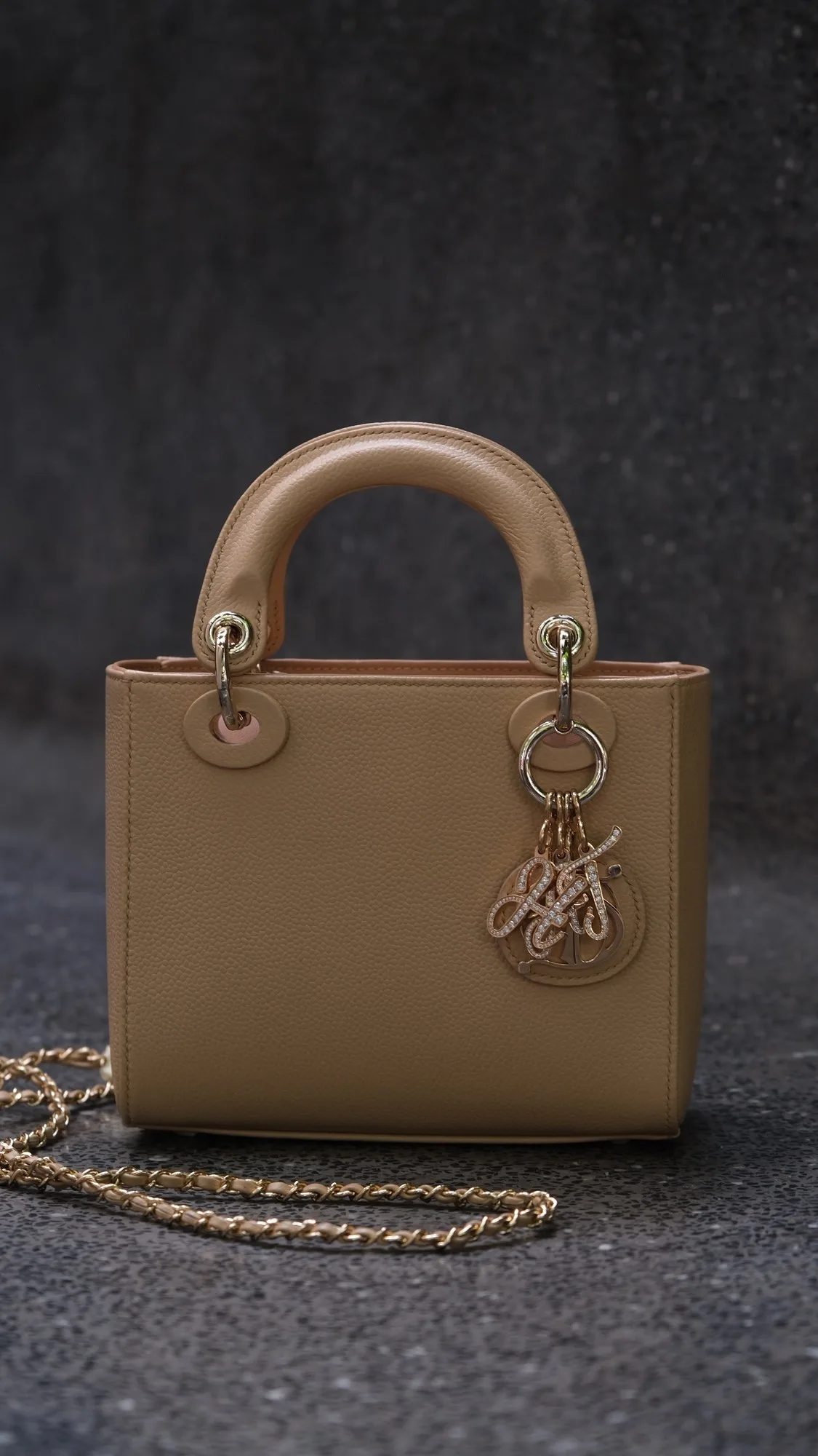 Ảnh Lifestyle Túi xách da Caviar màu be dáng hộp quai xách 20cm - Koi Leather