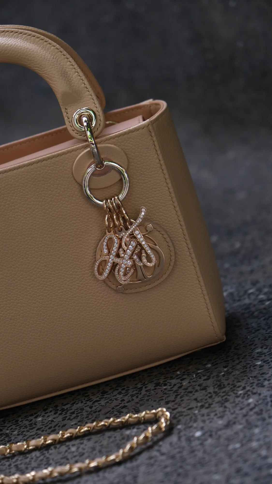 Ảnh Studio Túi xách da Caviar màu be dáng hộp quai xách 20cm - Koi Leather
