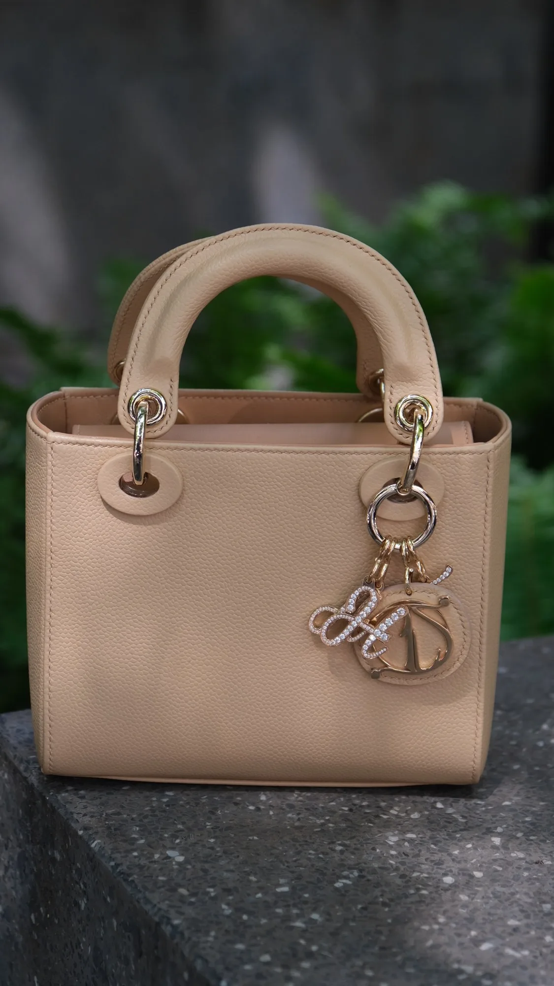 Ảnh Lifestyle Túi xách da Caviar màu be dáng hộp quai xách 20cm - Koi Leather