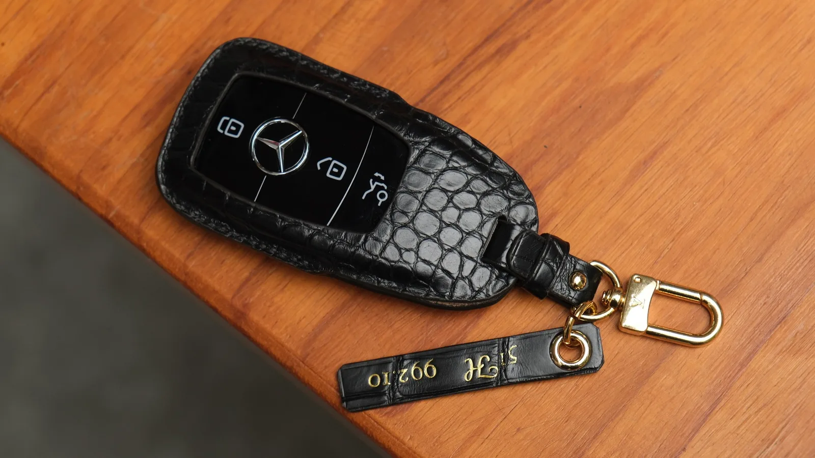 Ảnh Studio Bọc chìa khóa ô tô Mercedes da bò và da cá sấu - Koi Leather