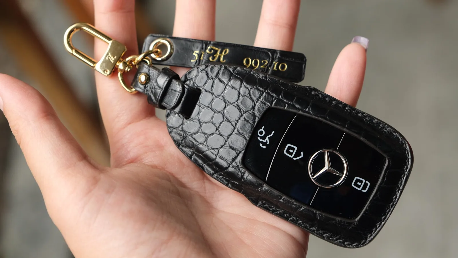 Ảnh Lifestyle Bọc chìa khóa ô tô Mercedes da bò và da cá sấu - Koi Leather