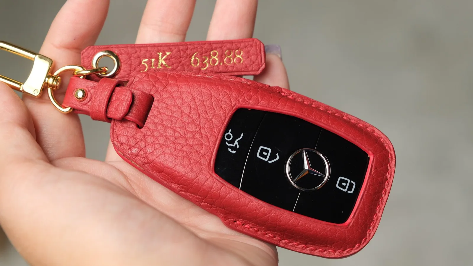 Ảnh Lifestyle Bọc chìa khóa ô tô Mercedes da bò và da cá sấu - Koi Leather