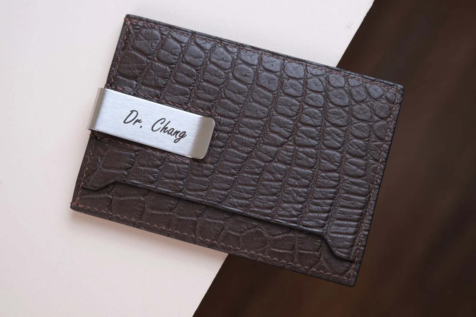 Ảnh Studio Ví kẹp tiền da cá sấu màu nâu đậm - Koi Leather