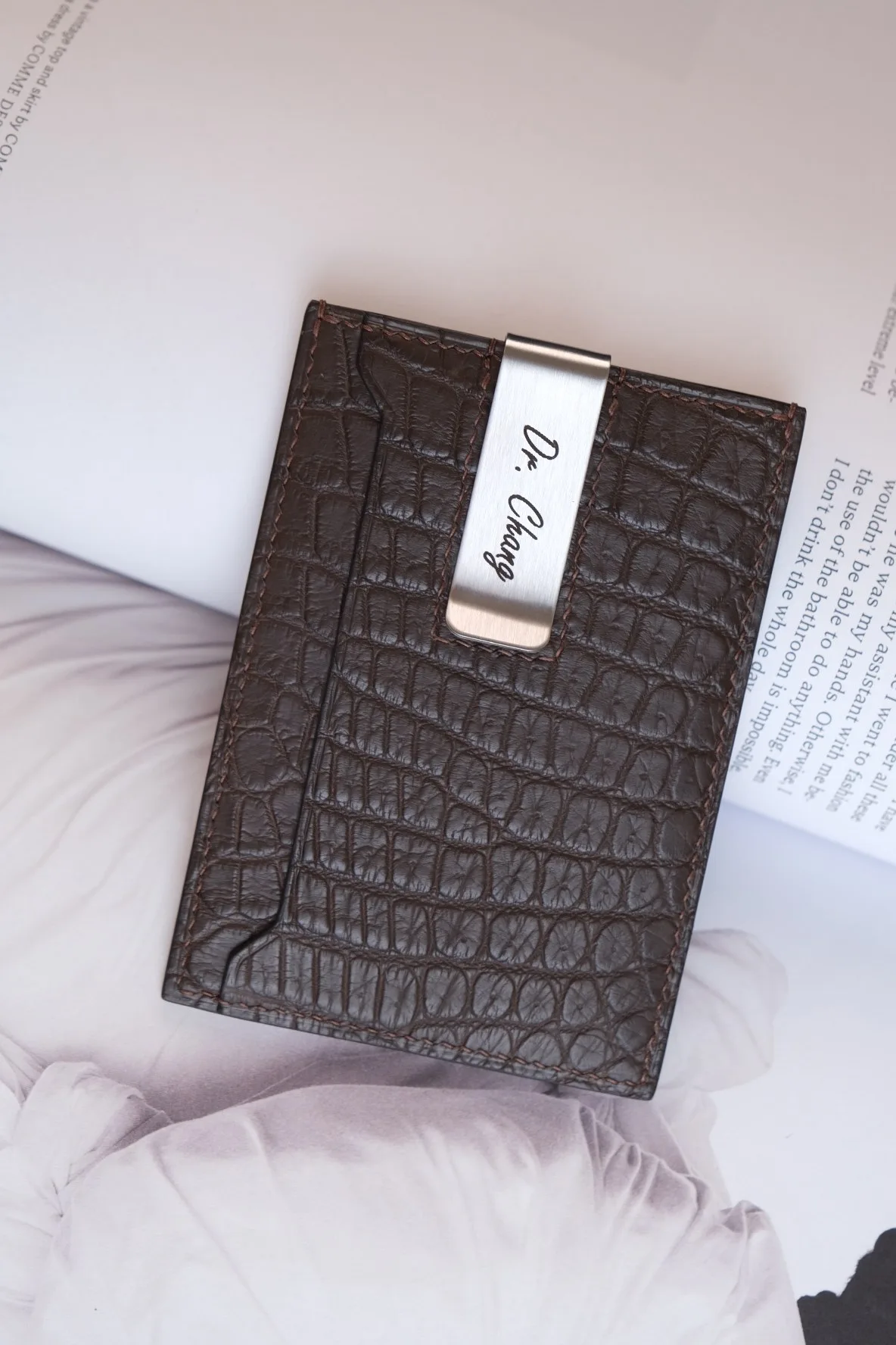 Ảnh Lifestyle Ví kẹp tiền da cá sấu màu nâu đậm - Koi Leather