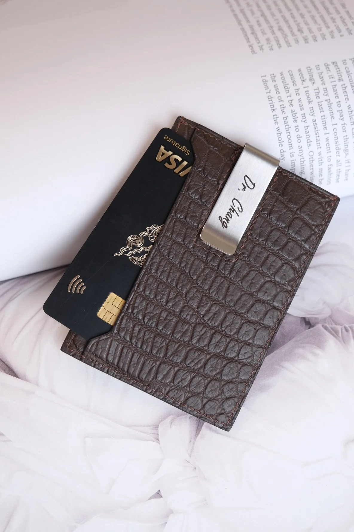 Ảnh Lifestyle Ví kẹp tiền da cá sấu màu nâu đậm - Koi Leather